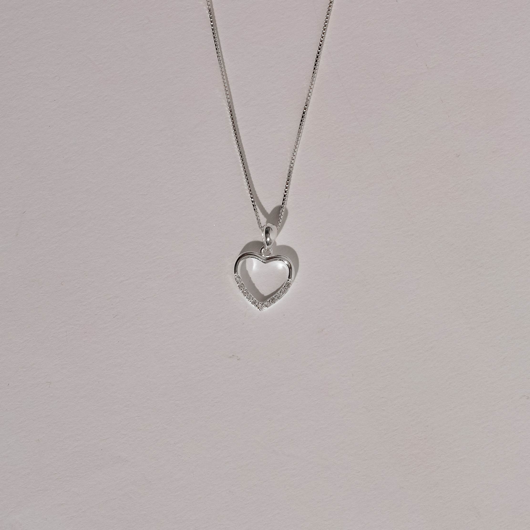 Imagem Colar pingente coração vazado metade cravejado 12mm 45cm