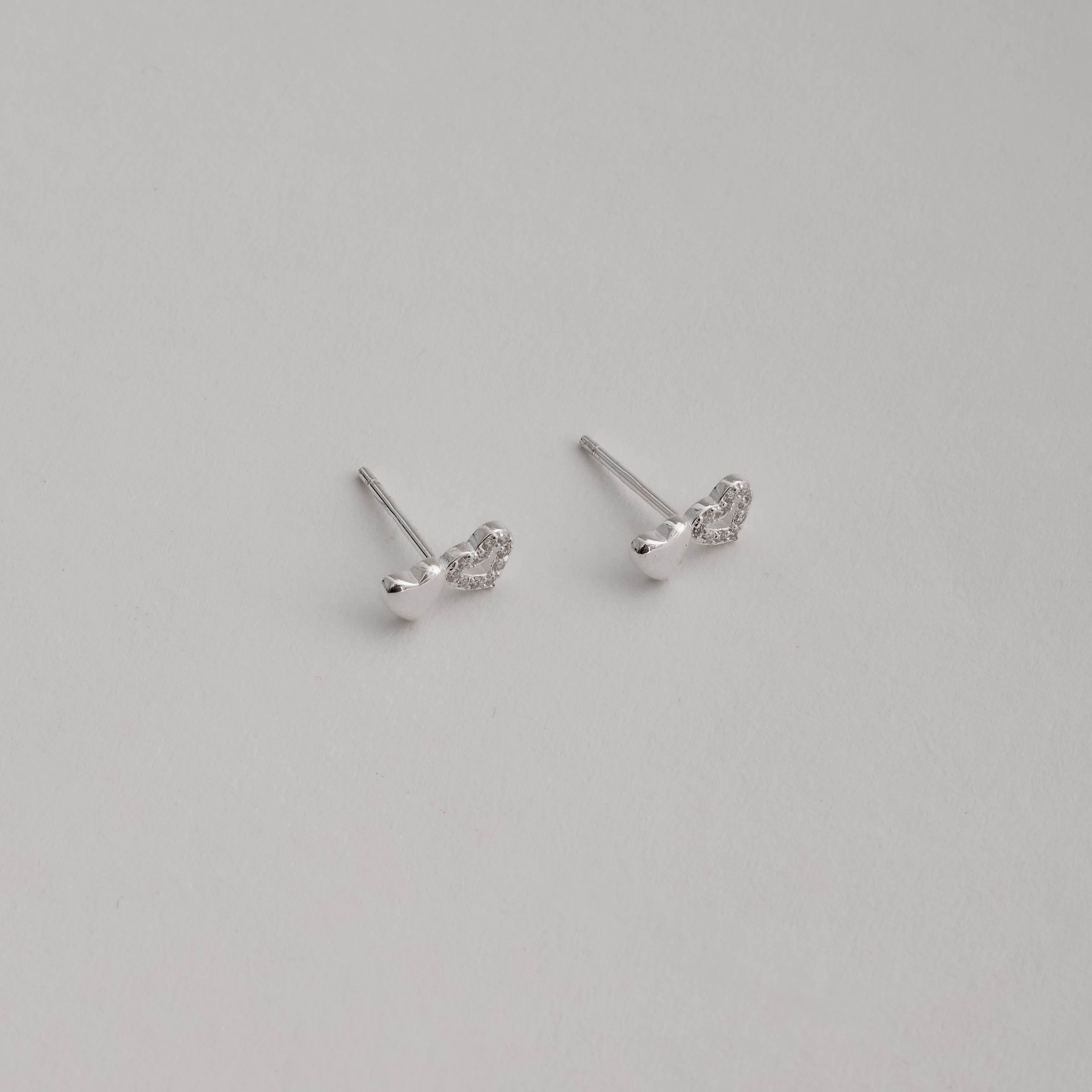 Conjunto brinco e colar corações liso e vazado cravejado 11mm 45cm