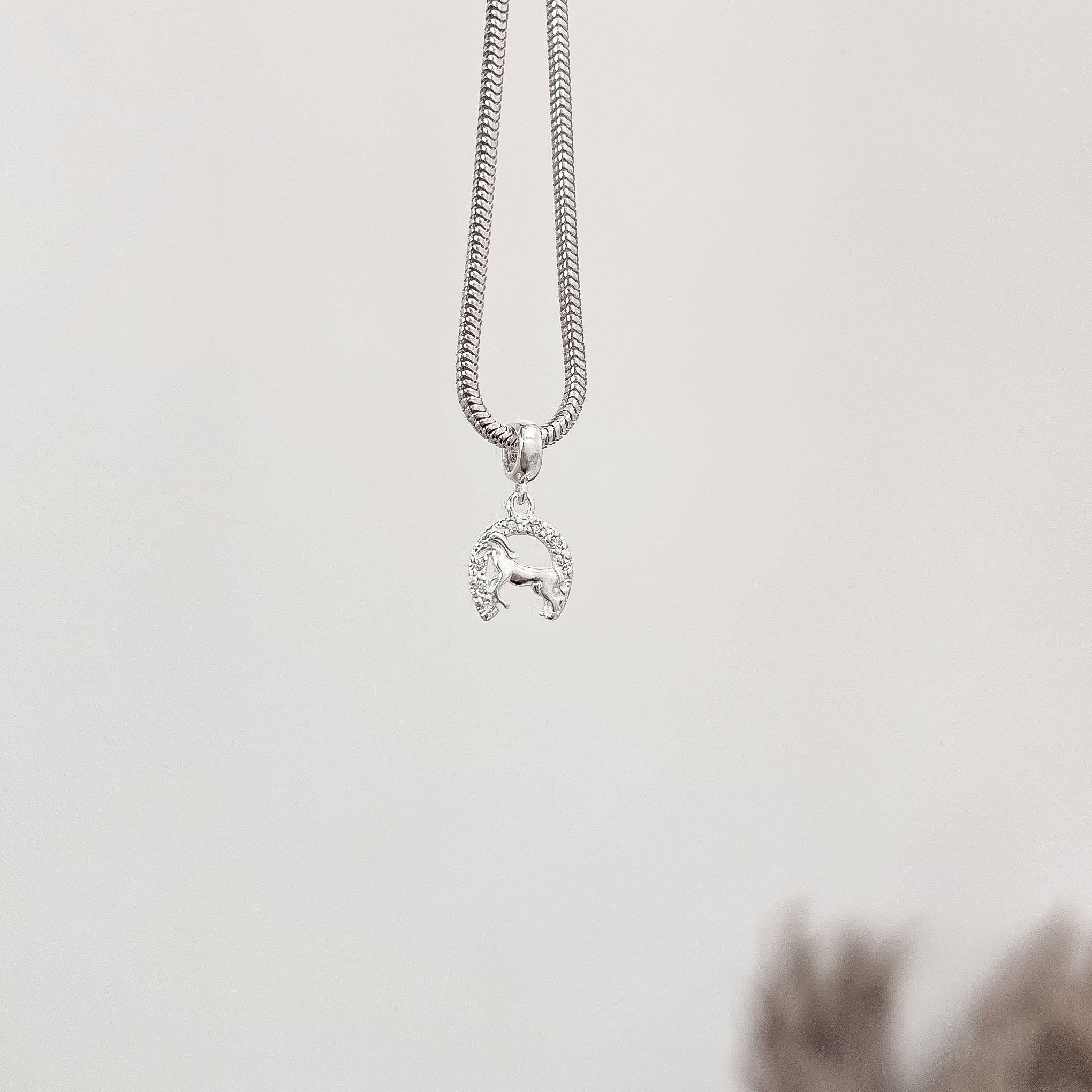 Berloque pingente cavalo e ferradura cravejada 11mm