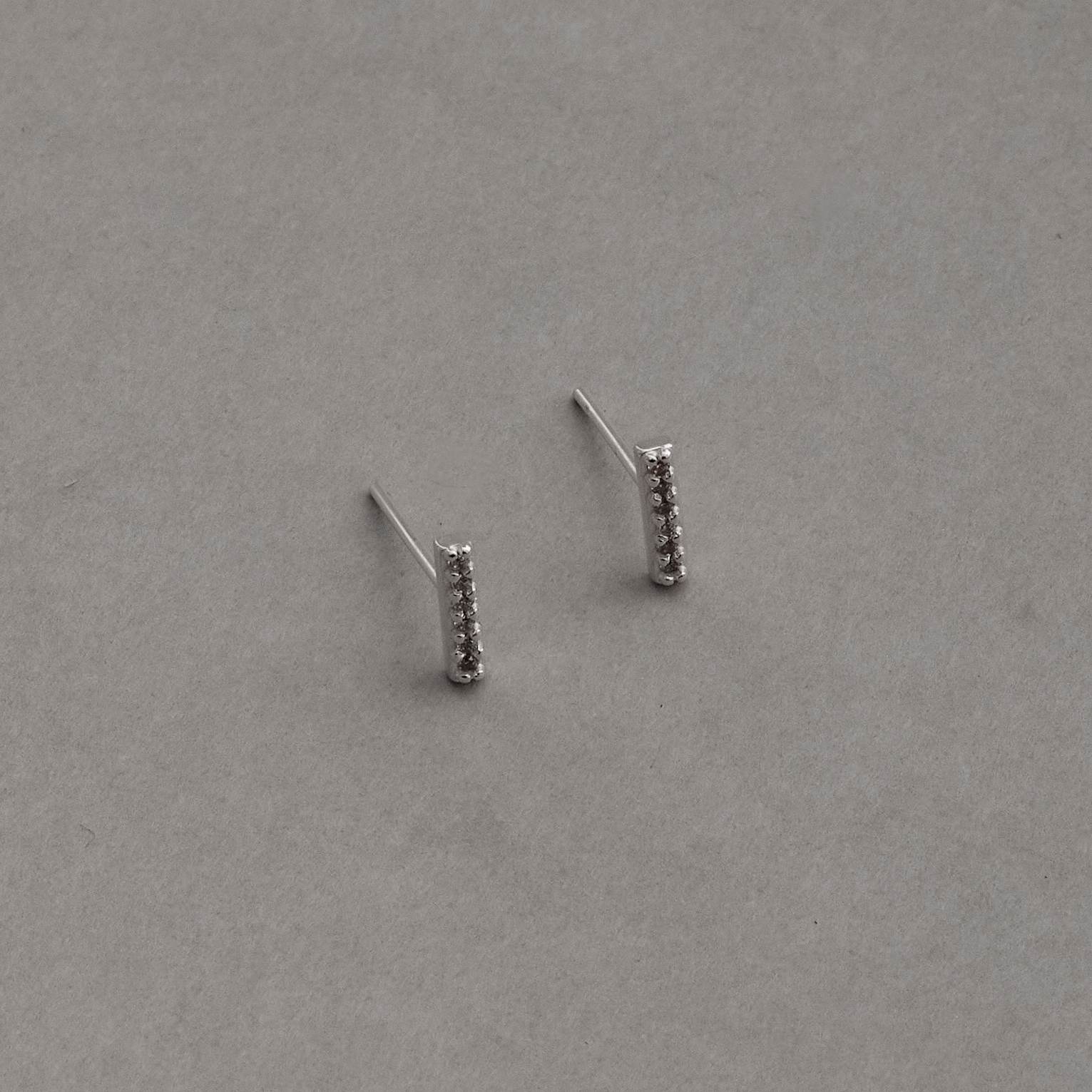 Brinco palito cravejado 8mm