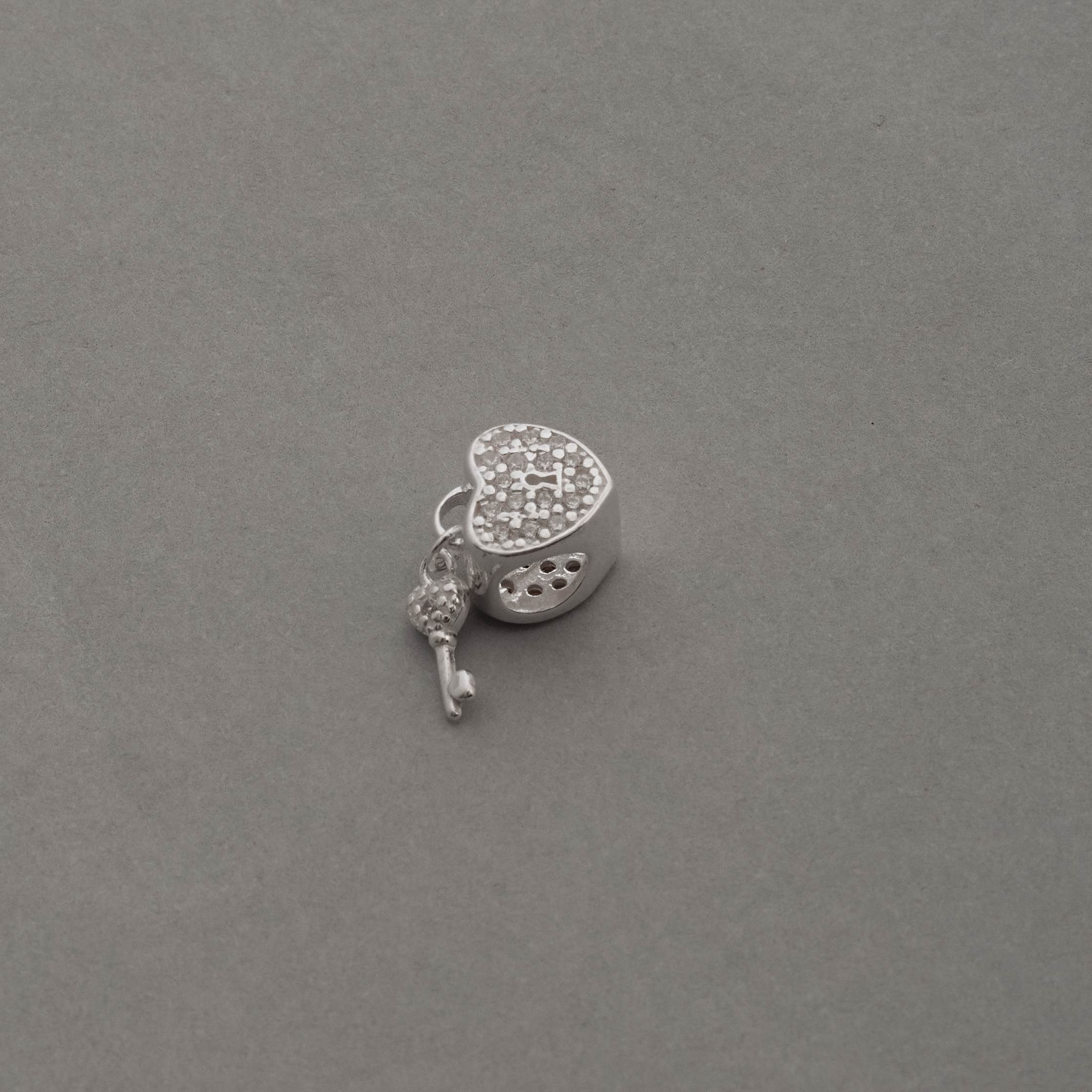 Berloque separador cadeado coração cravejado com pingente chave 10mm