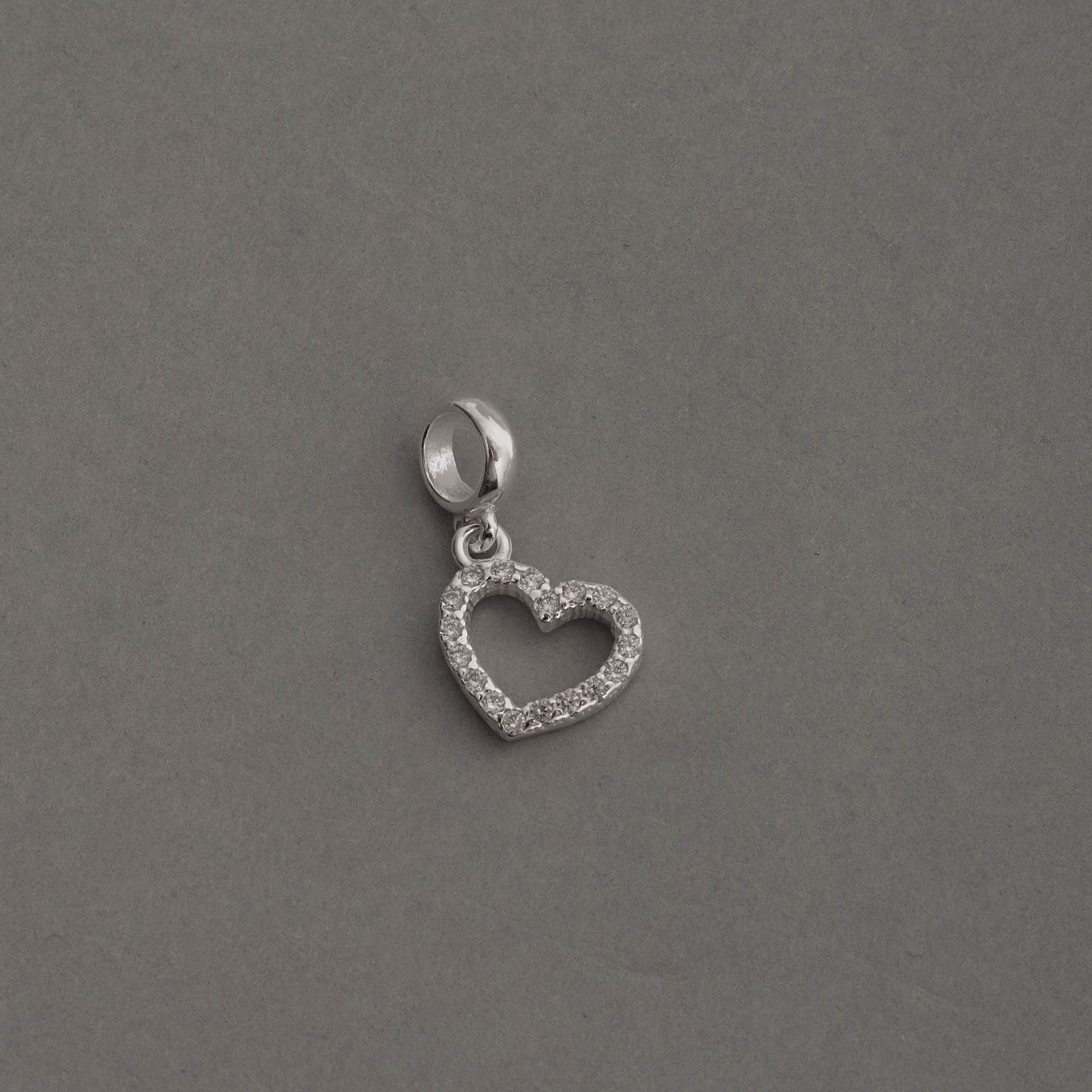 Berloque pingente coração de lado vazado cravejado 11mm
