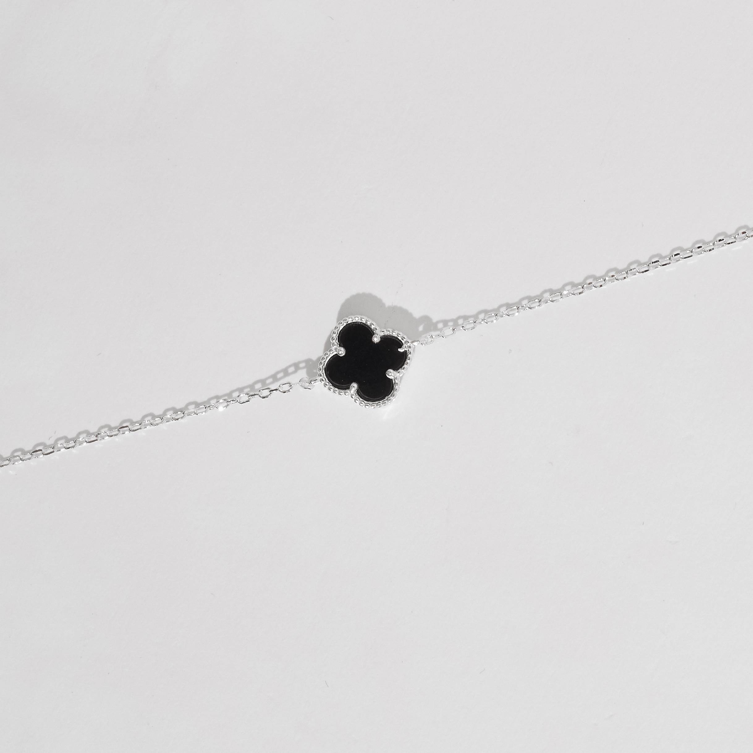 Imagem Pulseira entremeio trevo ônix 10mm com bolinhas