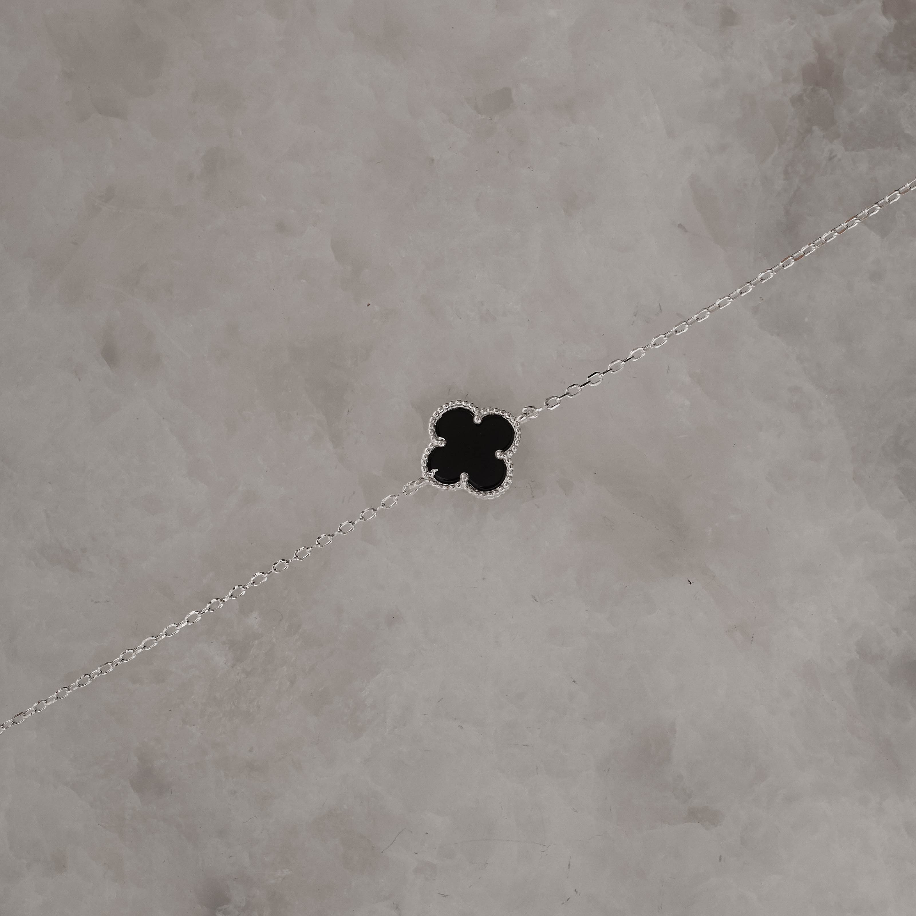 Pulseira entremeio trevo ônix 10mm com bolinhas