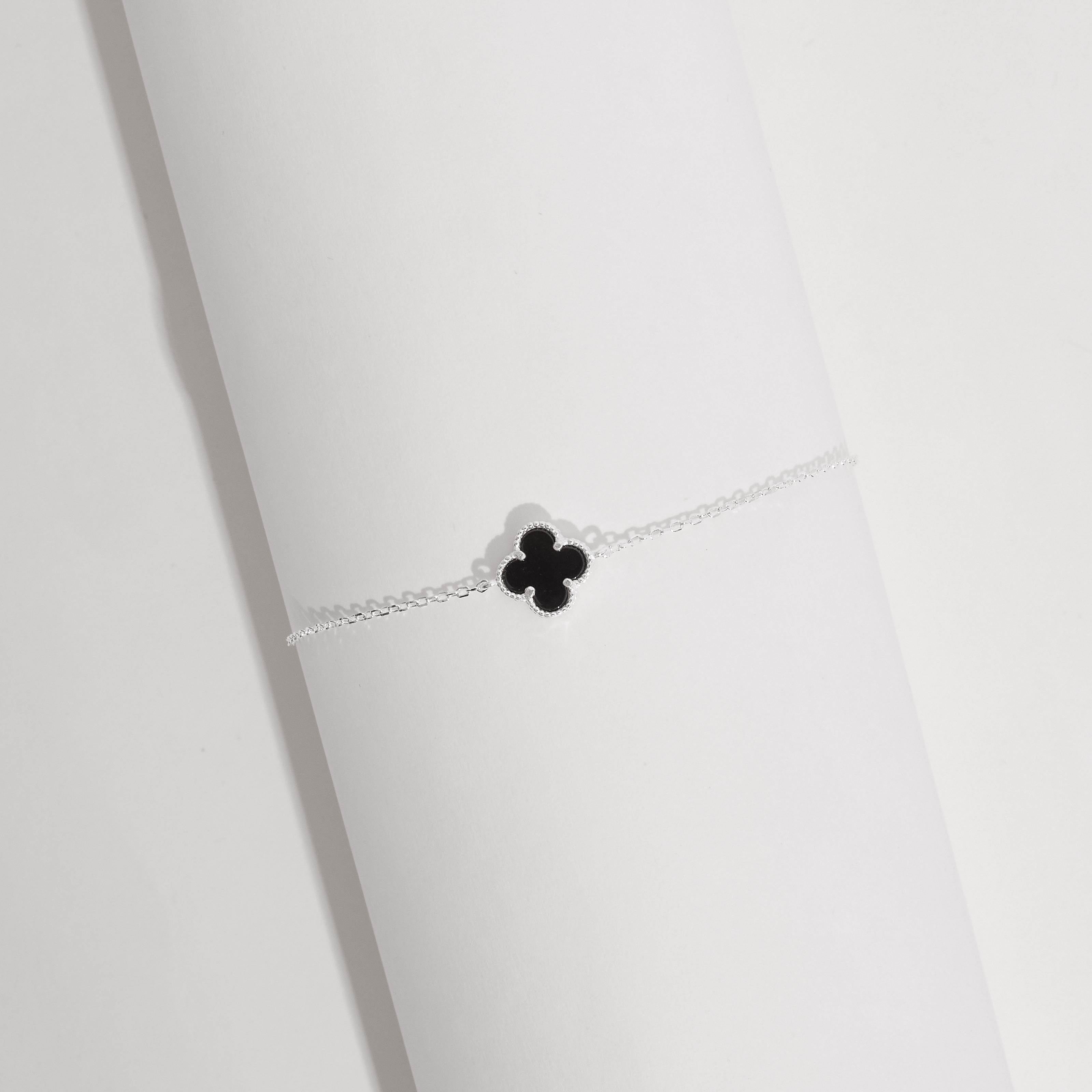 Pulseira entremeio trevo ônix 10mm com bolinhas