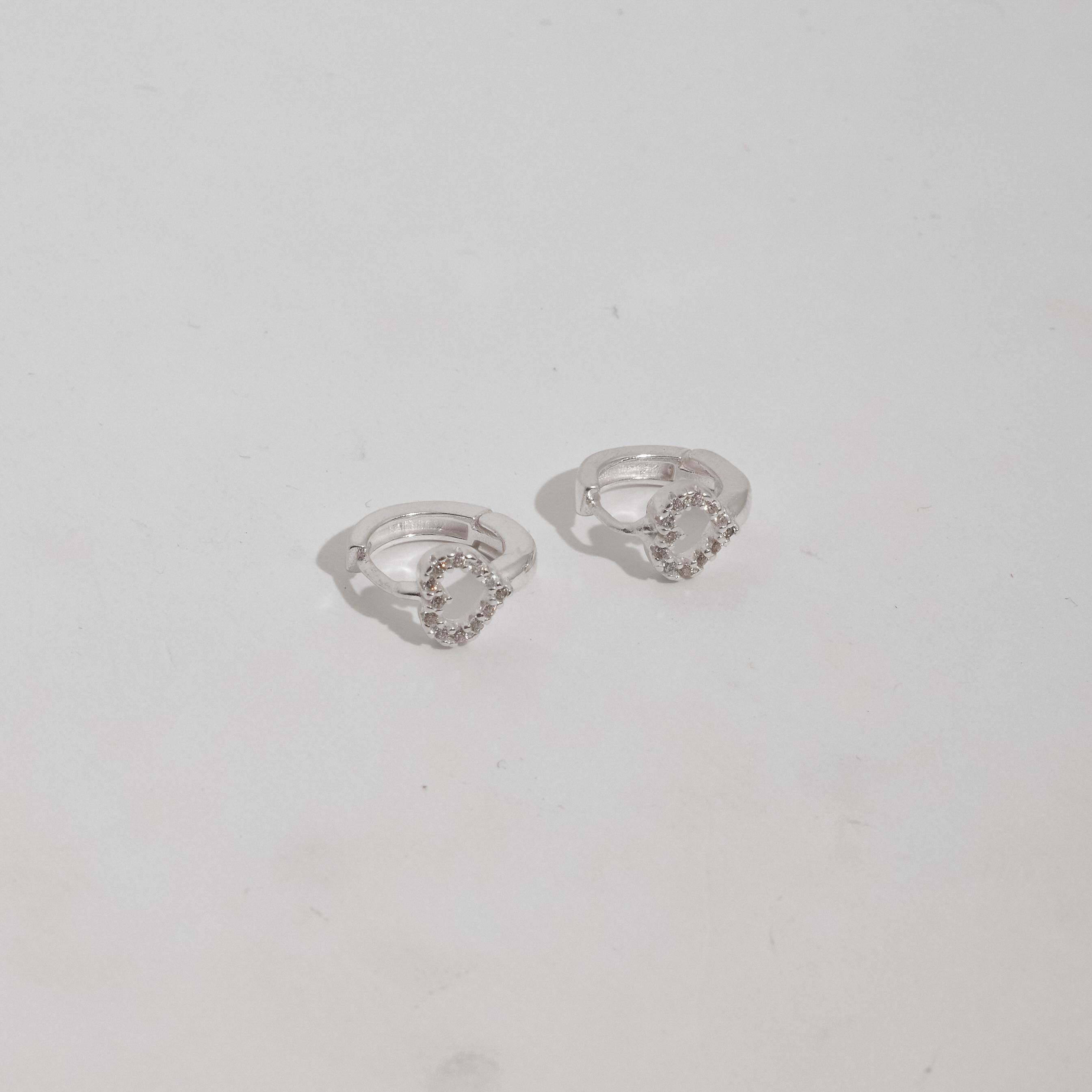 Imagem Secundária Argola click 12mm detalhe coração vazado cravejado