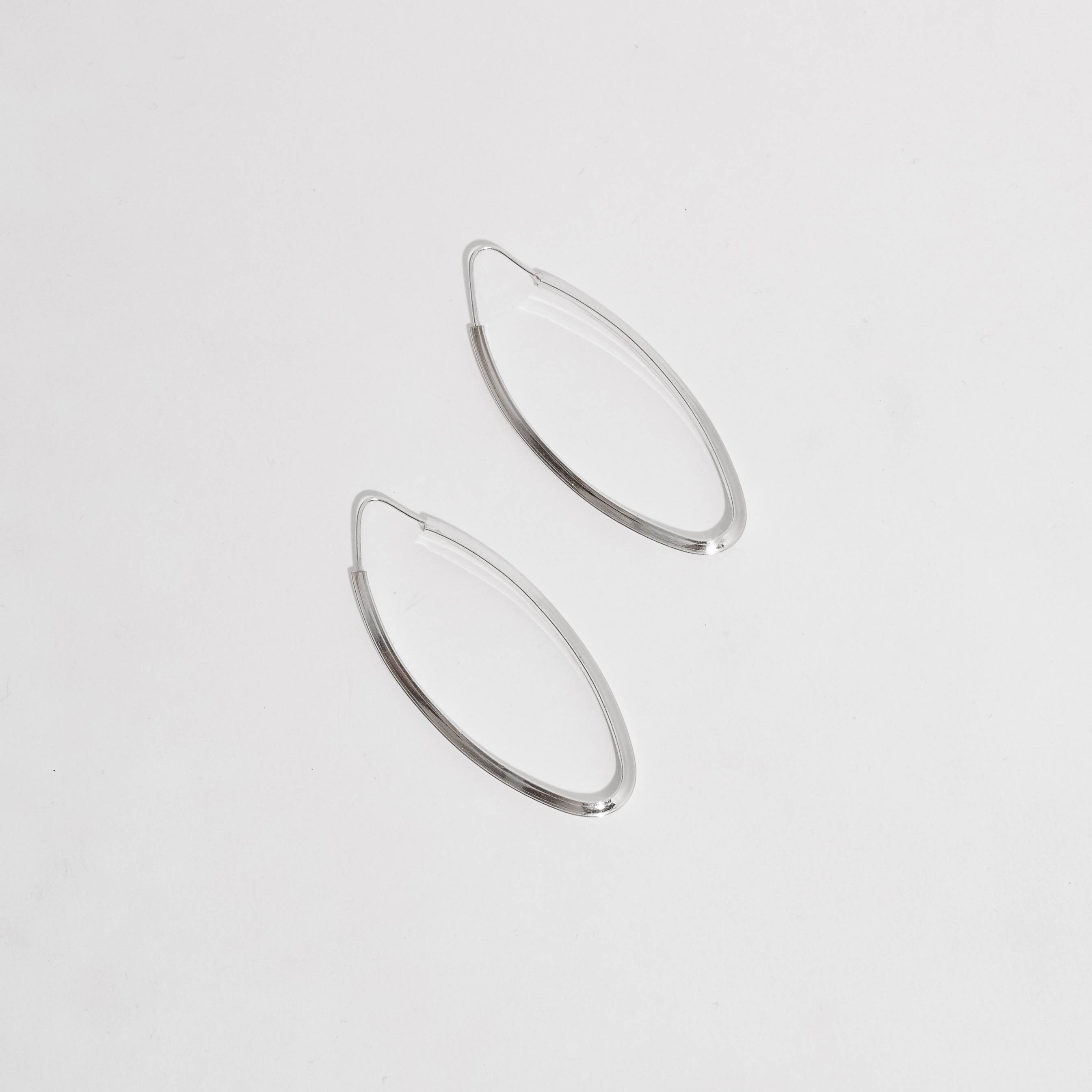 Imagem Argola oval 50x21mm fio triângulo