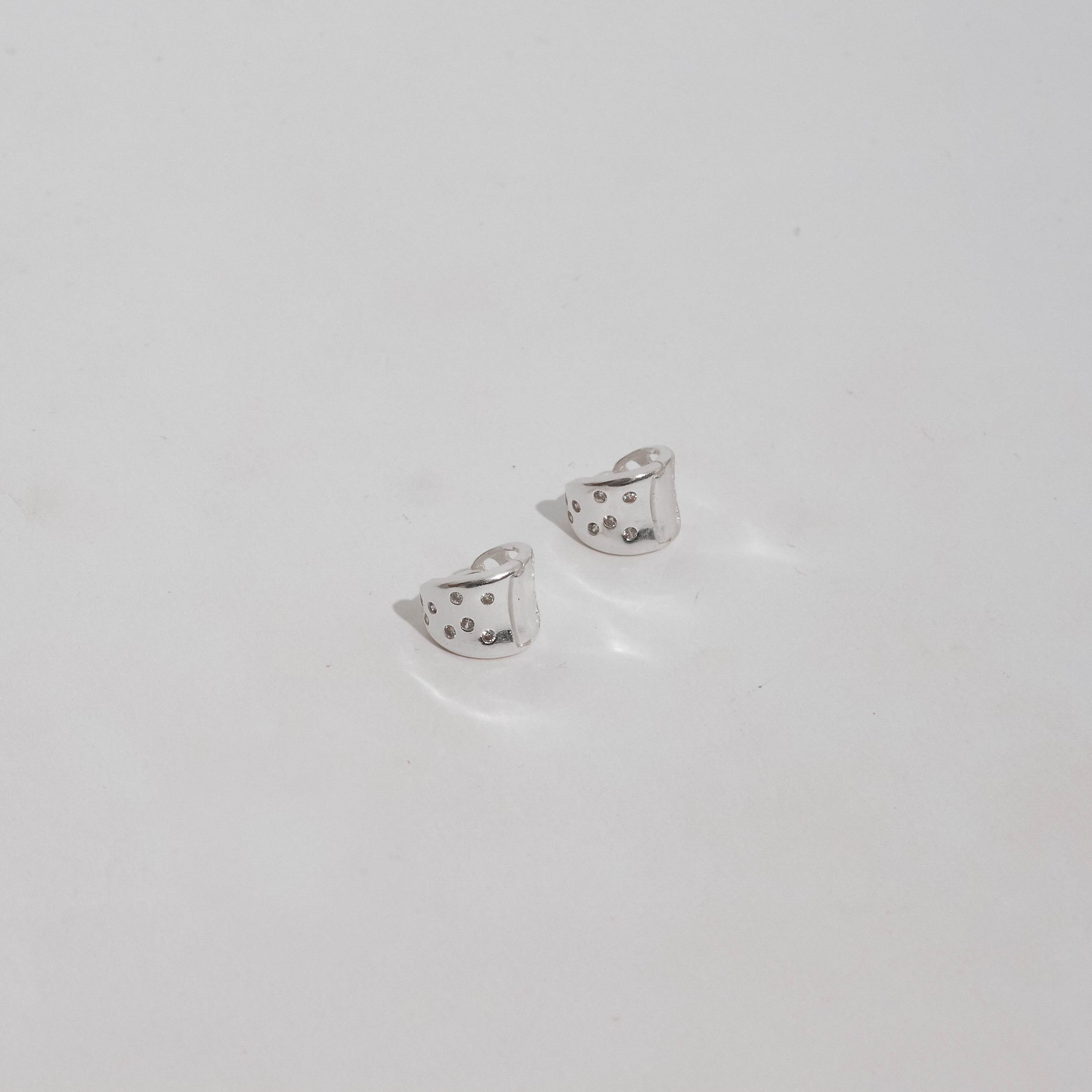 Imagem Argola click larga com zircônias 10mm detalhe corações vazados