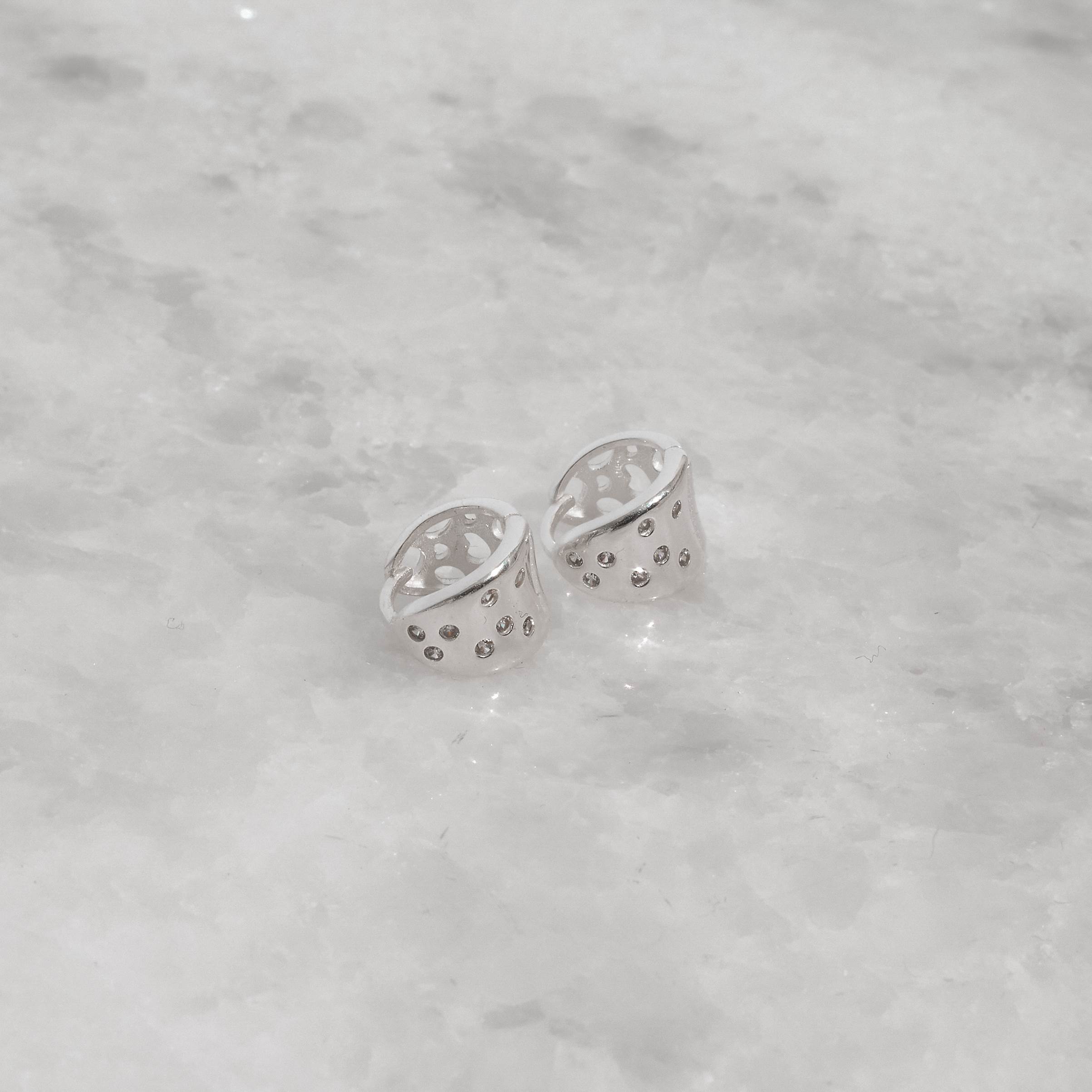Argola click larga com zircônias 10mm detalhe corações vazados