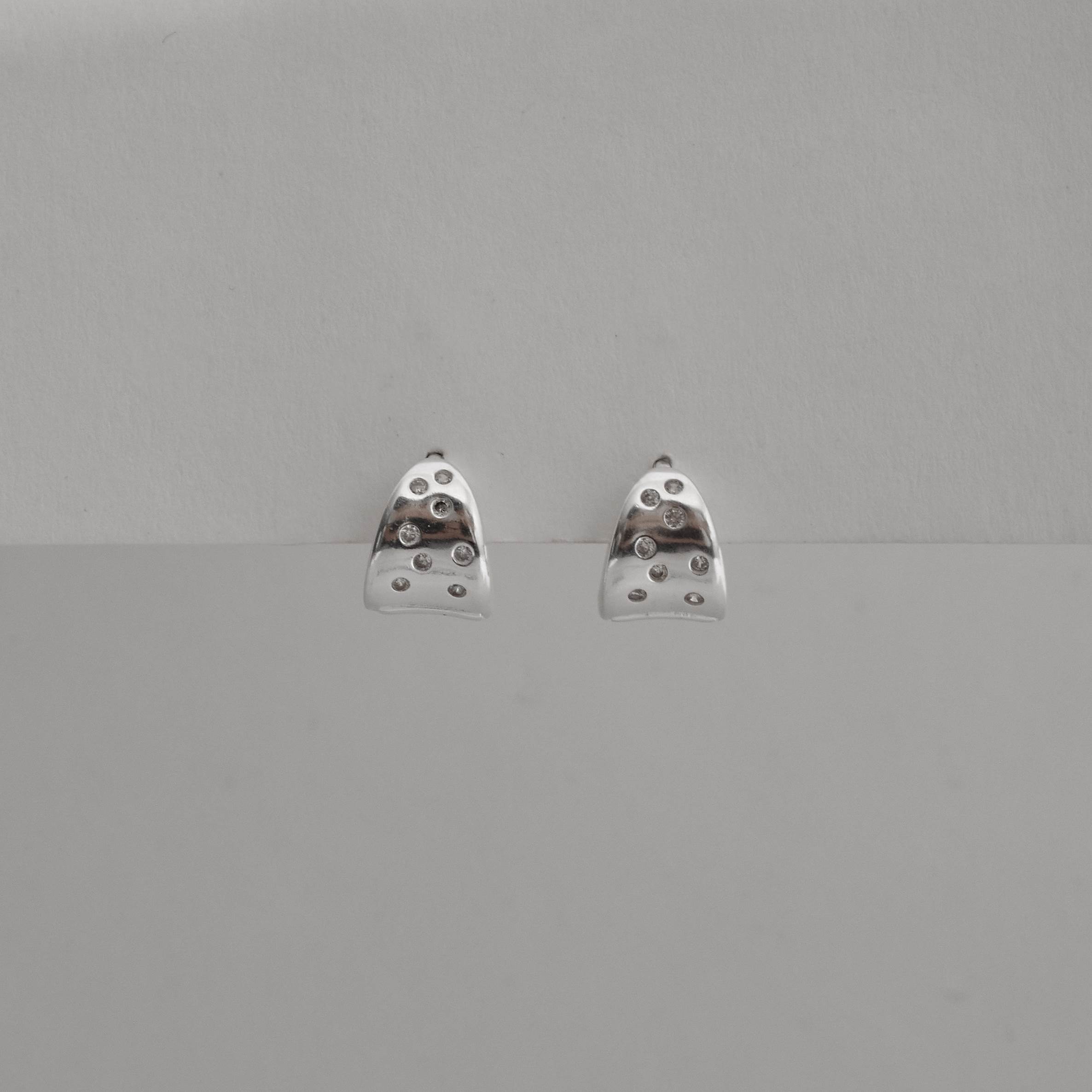 Imagem Secundária Argola click larga com zircônias 10mm detalhe corações vazados