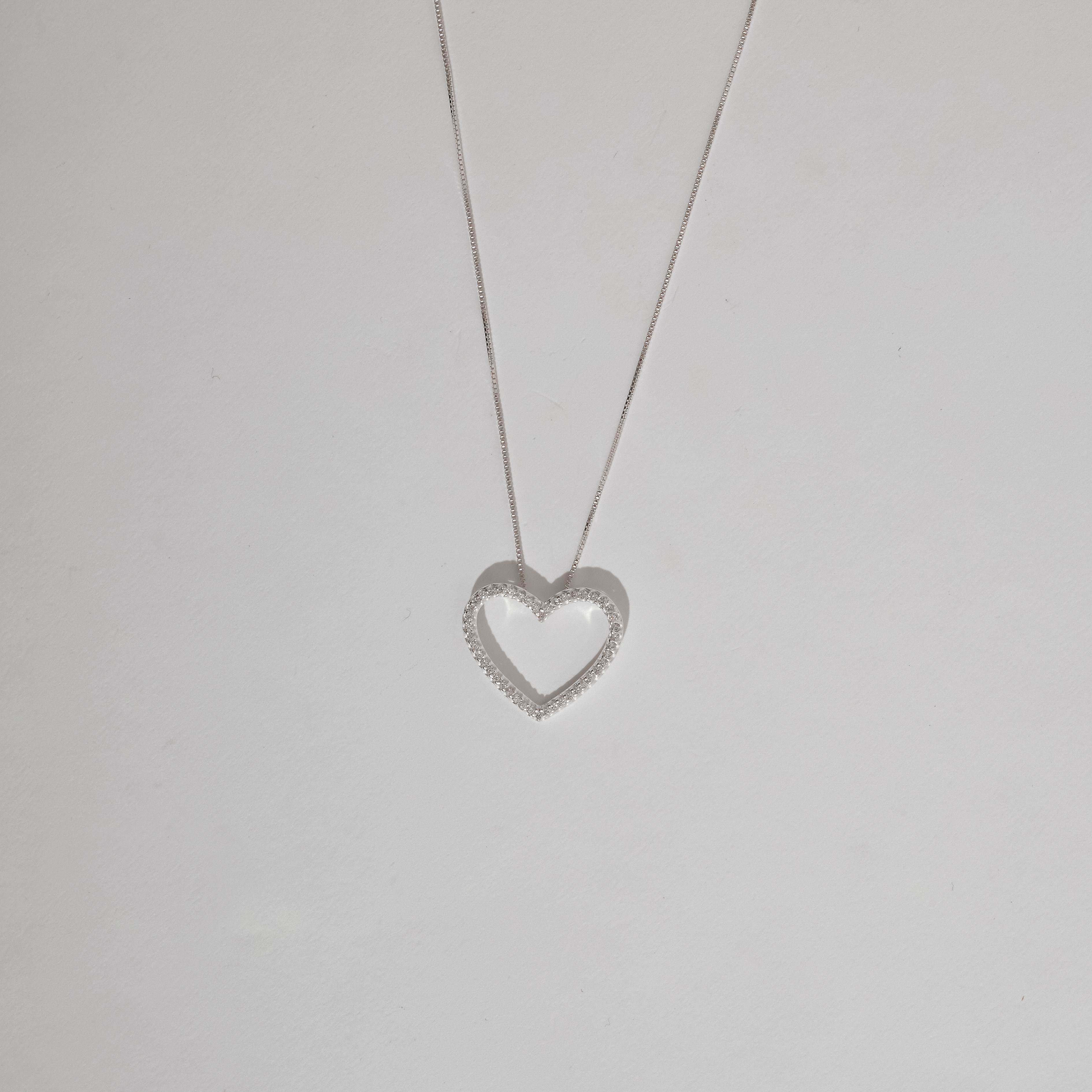 Colar coração vazado cravejado 23mm 45cm