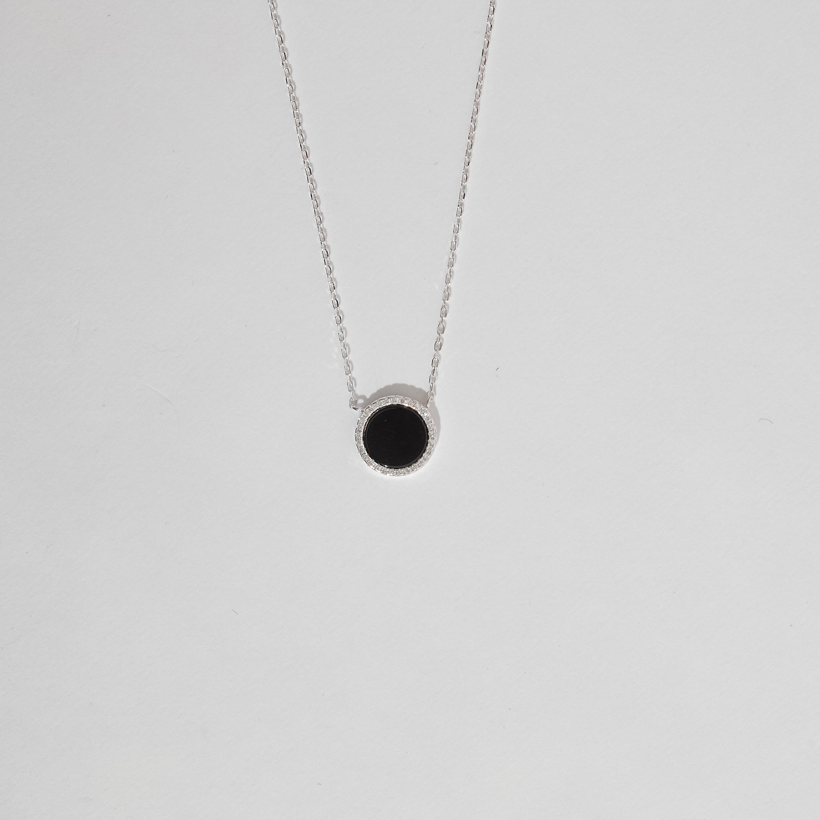 Imagem Colar círculo pedra ônix com cravejado 12mm corrente cadeado 45+5cm