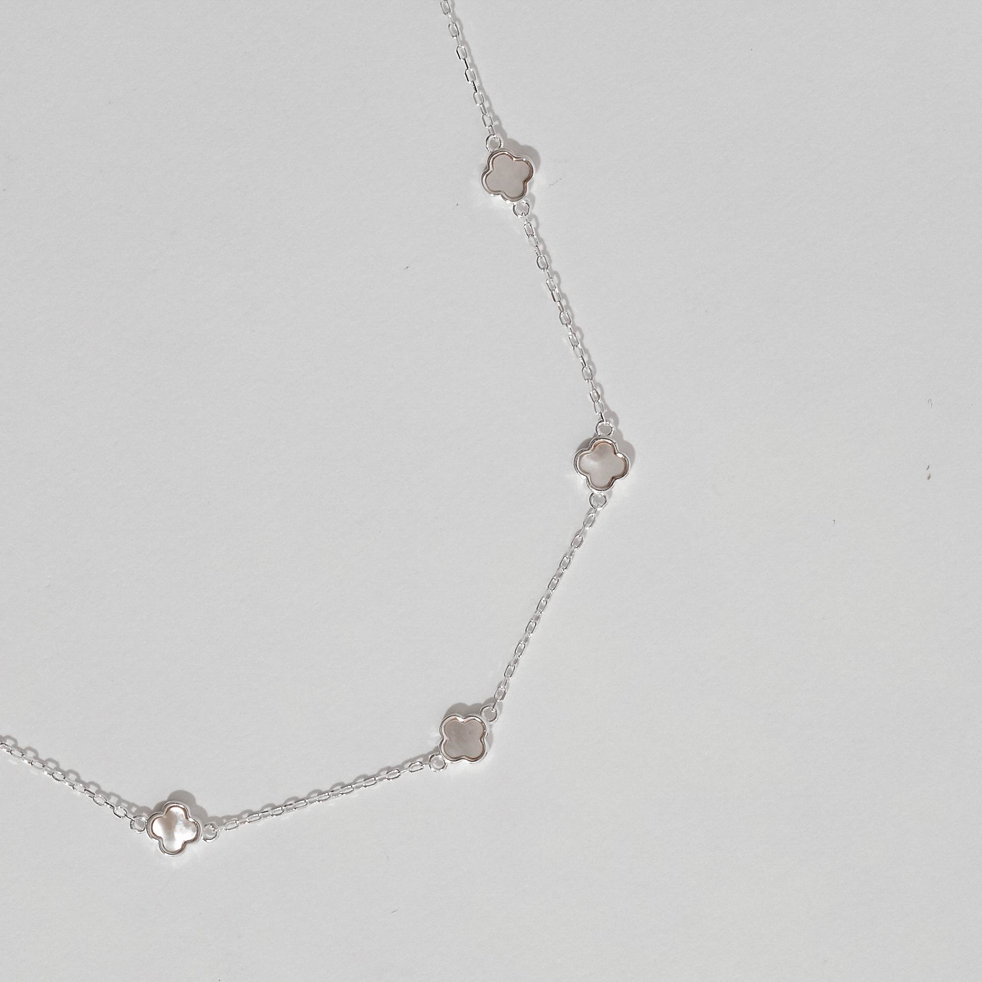 Imagem Colar entremeio trevos madrepérola 6mm corrente cadeado 45+5cm