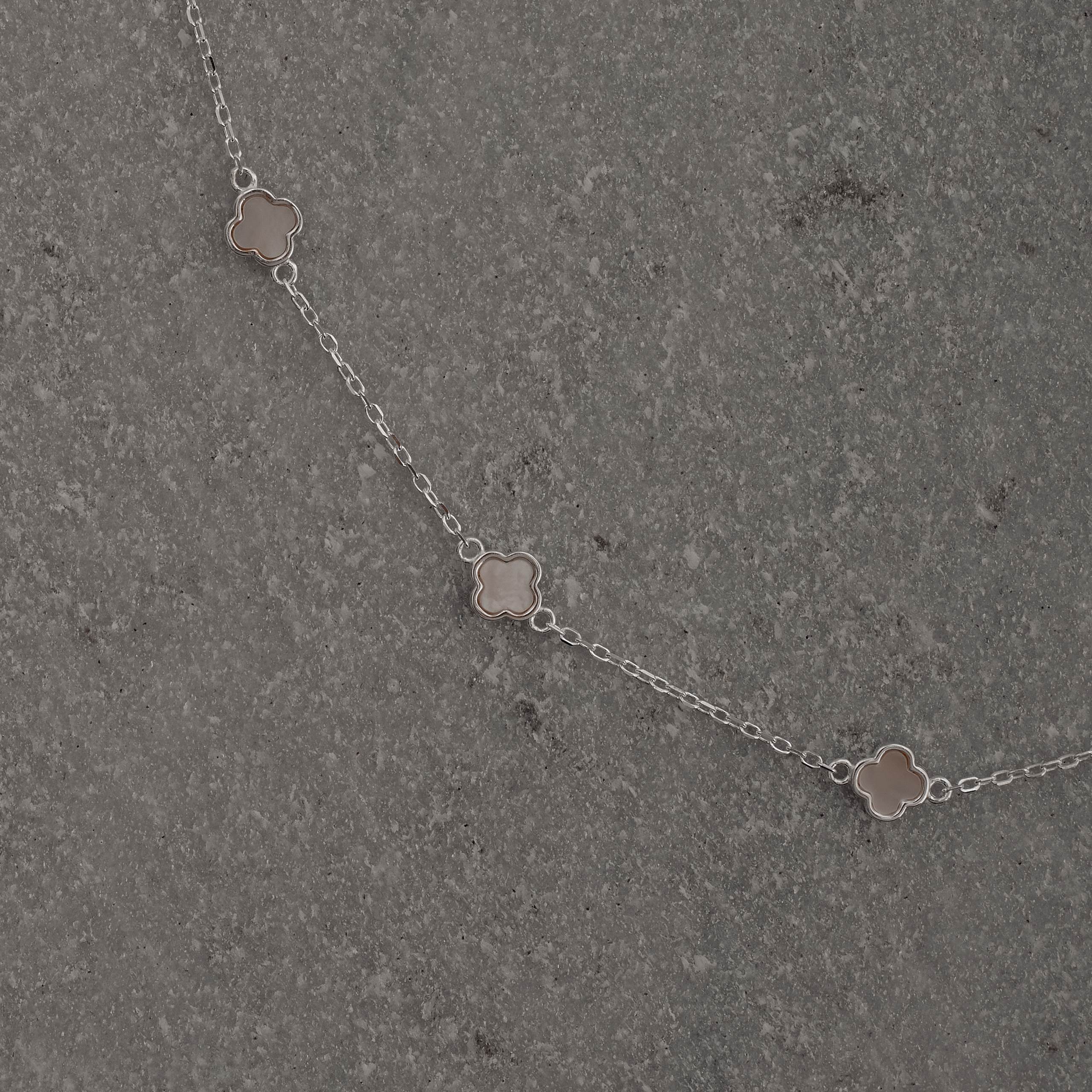Imagem Secundária Colar entremeio trevos madrepérola 6mm corrente cadeado 45+5cm