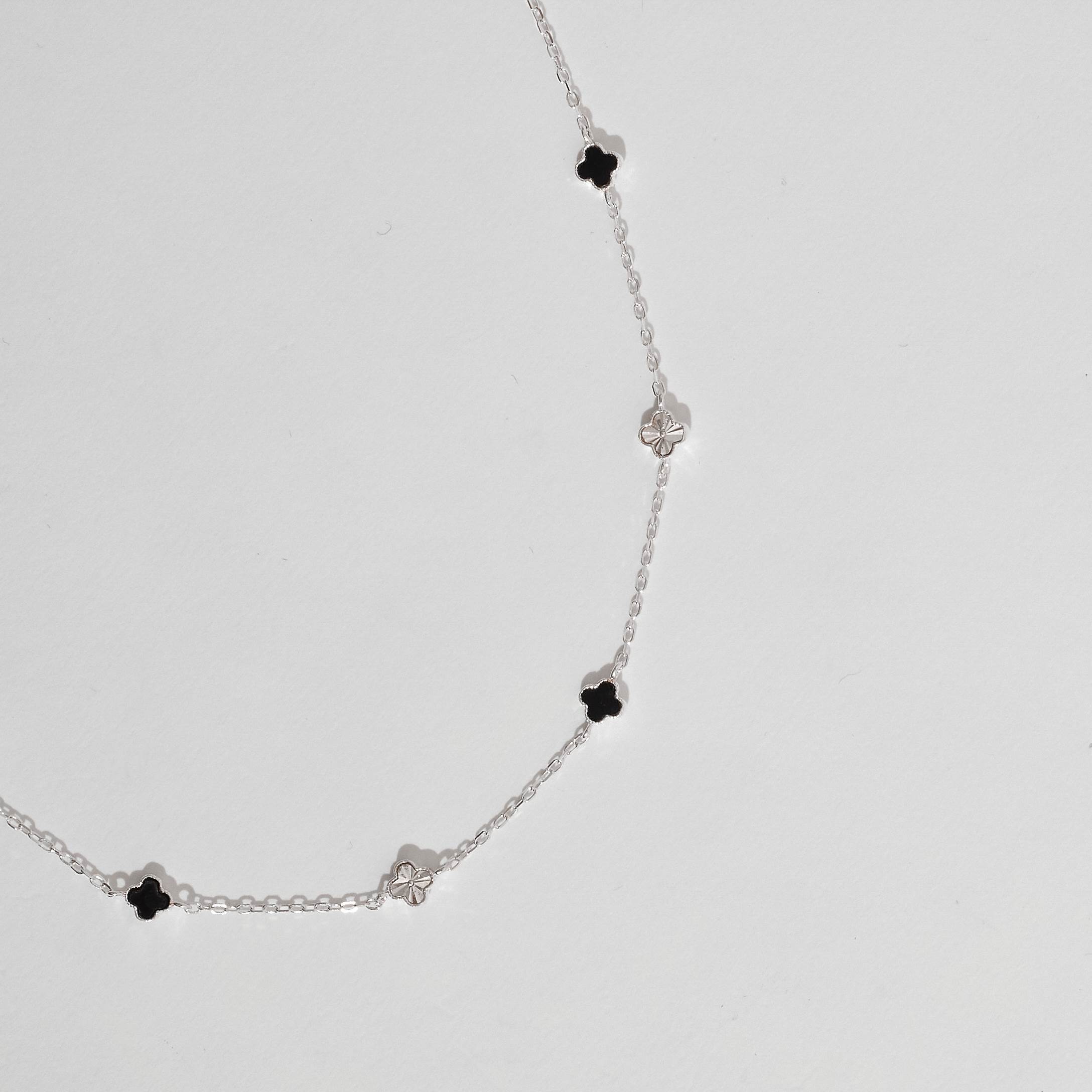 Imagem Colar entremeio trevos pedra ônix e vinco 5mm corrente cadeado 45+5cm