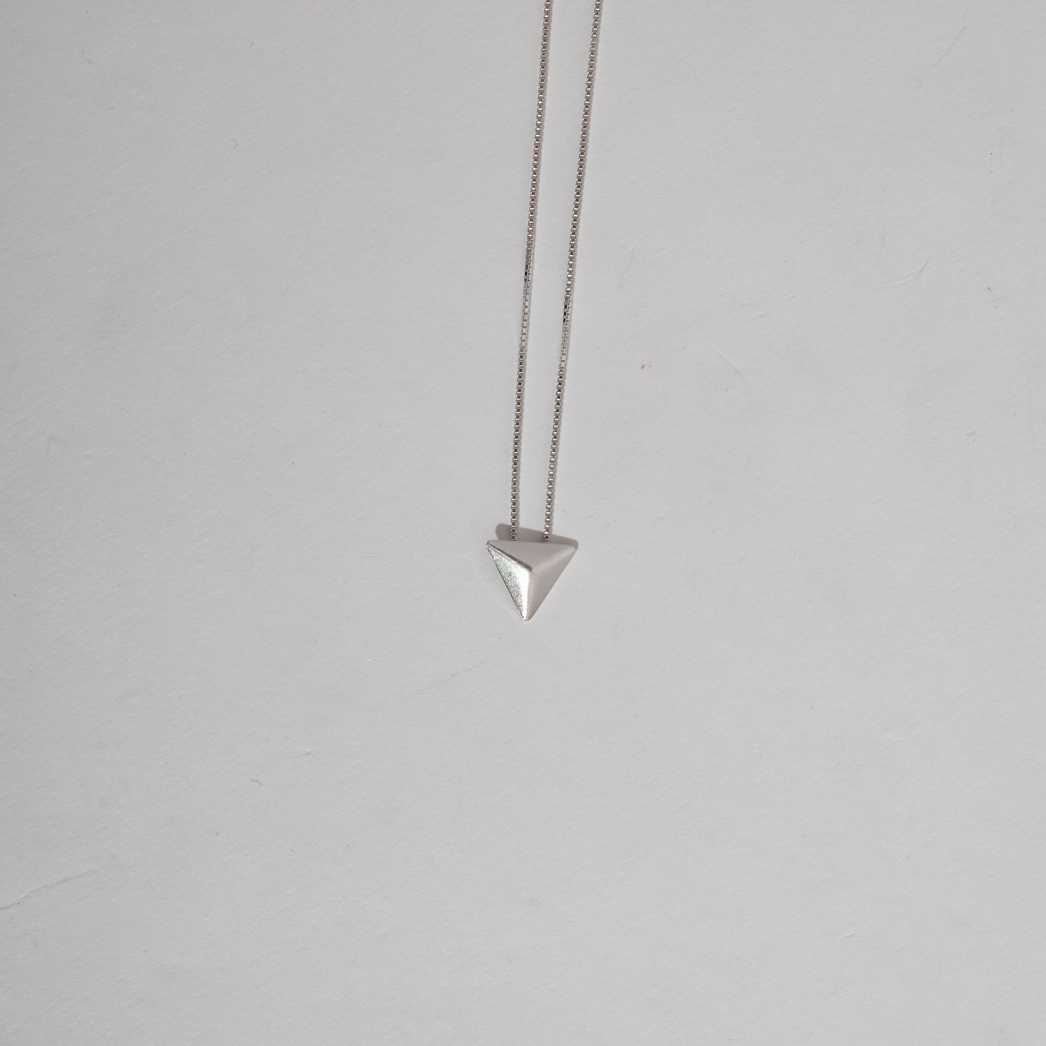 Imagem Colar triângulo invertido 9mm 45cm