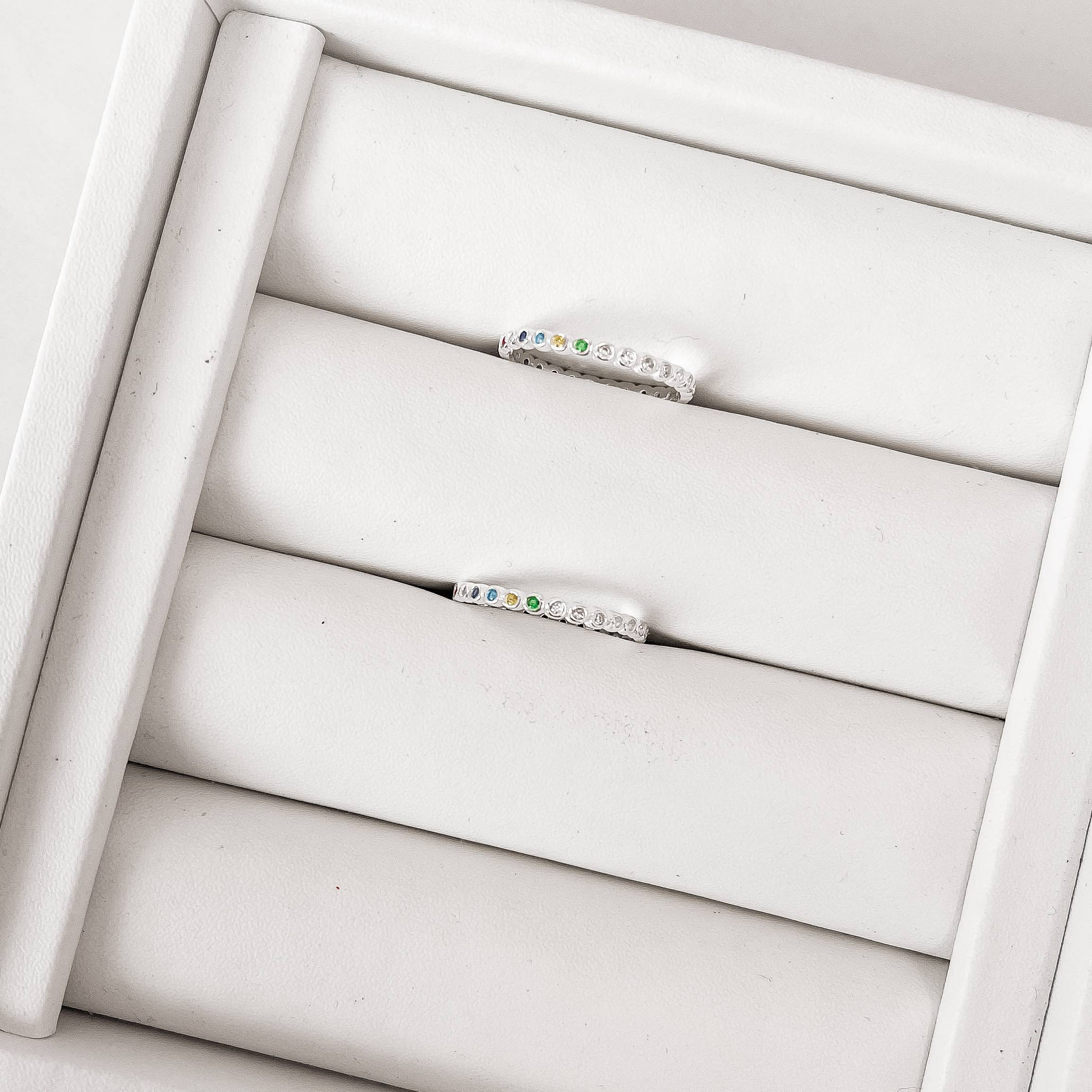 Anel aliança cravejada cristal e colorida