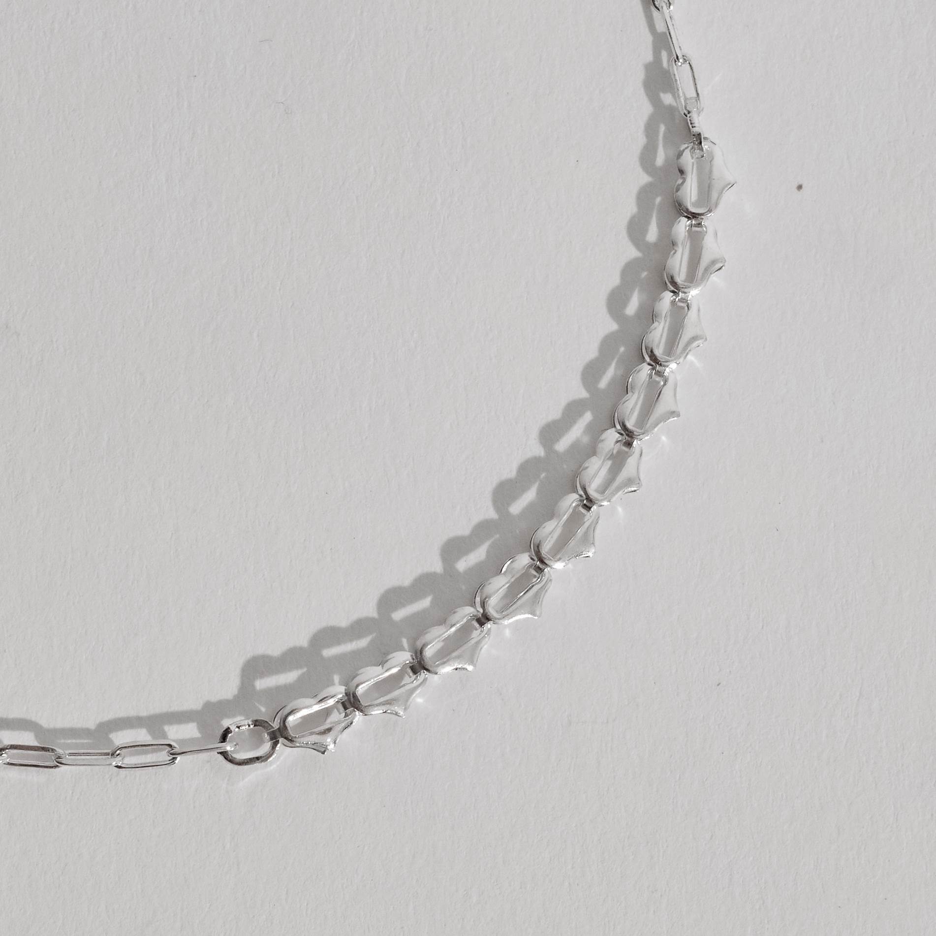Pulseira entremeio corações corrente cartier