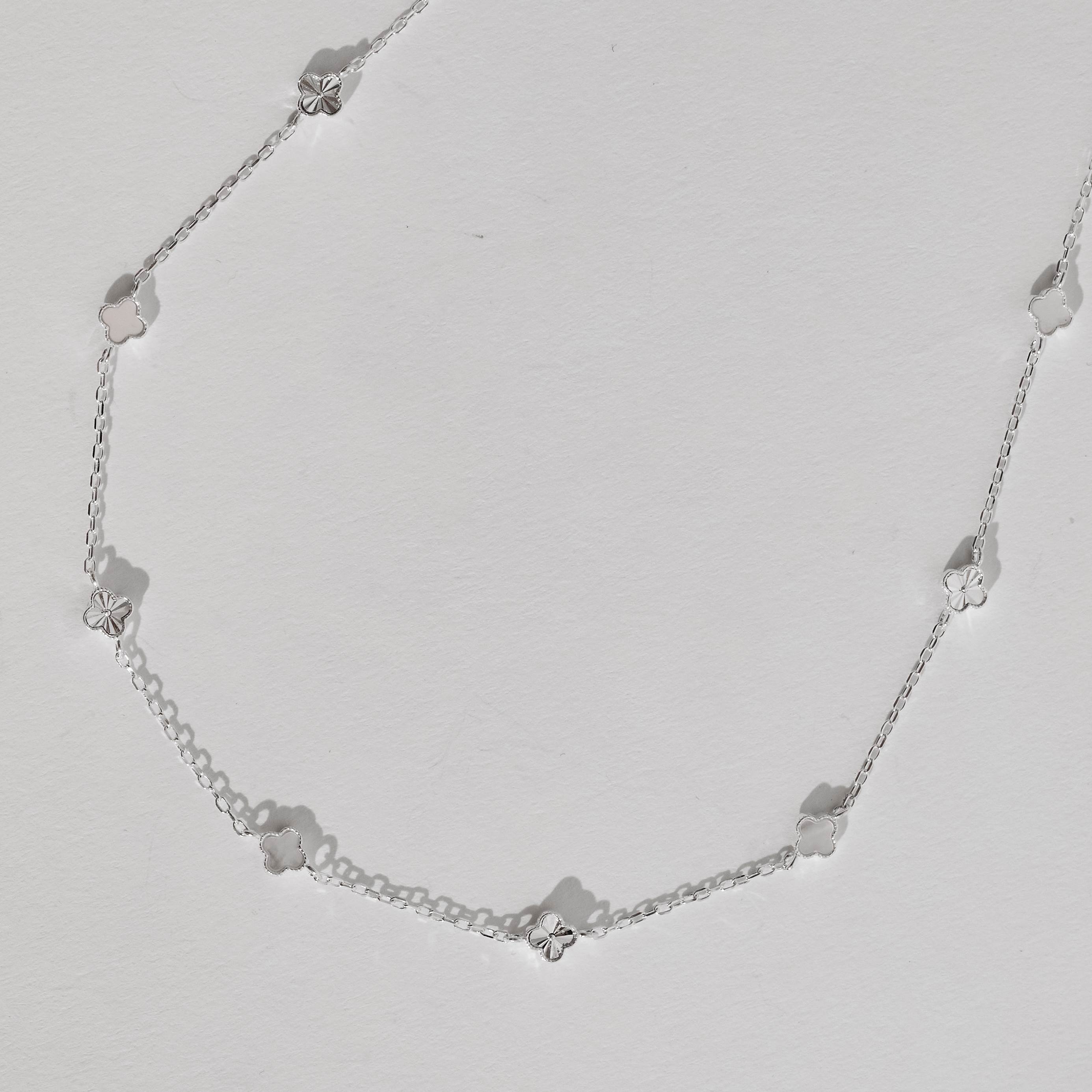 Imagem Colar entremeio trevos madrepérola e vinco 5mm corrente cadeado 45+5cm