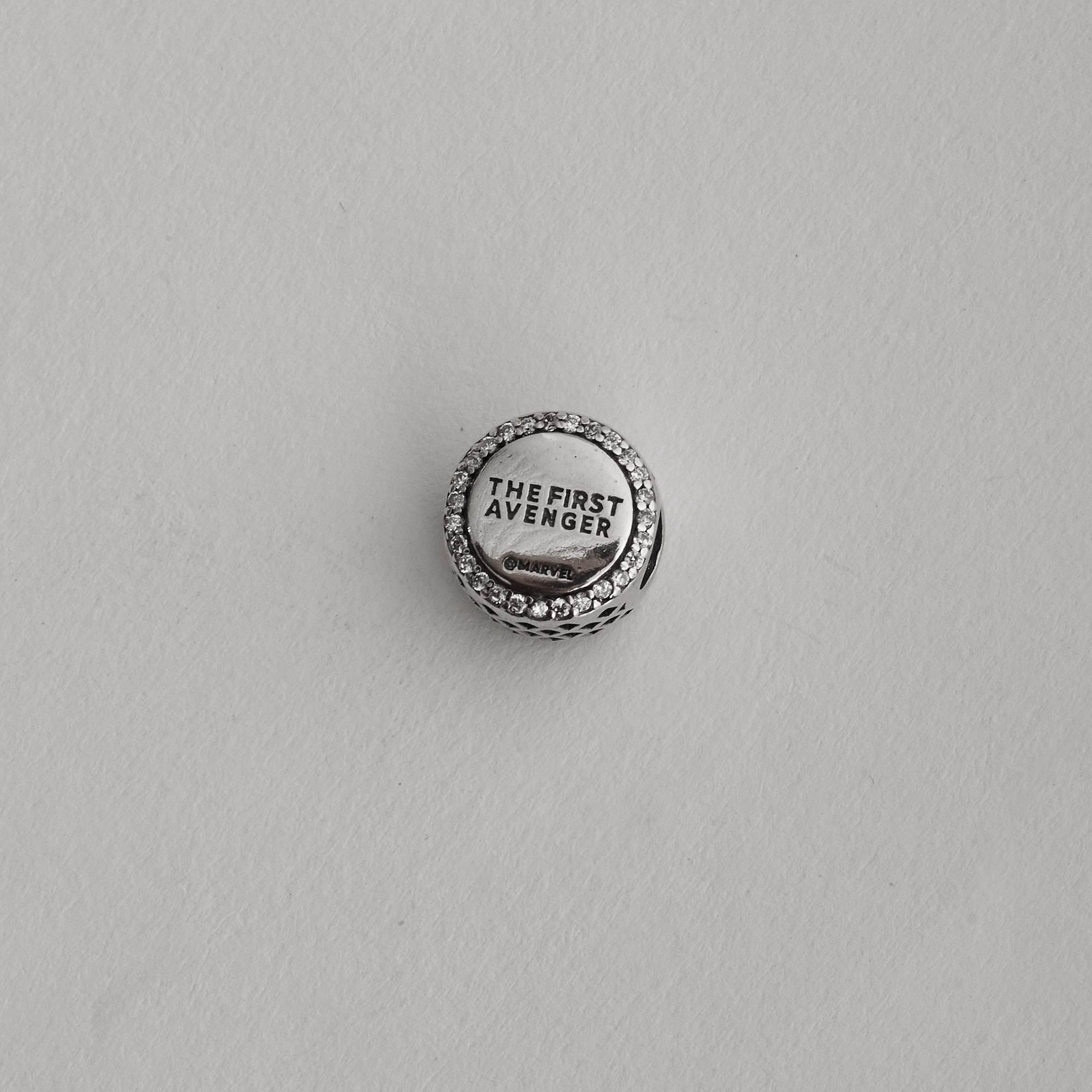 Imagem Secundária Berloque separador escudo Capitão América com cravejado resina 12mm envelhecido
