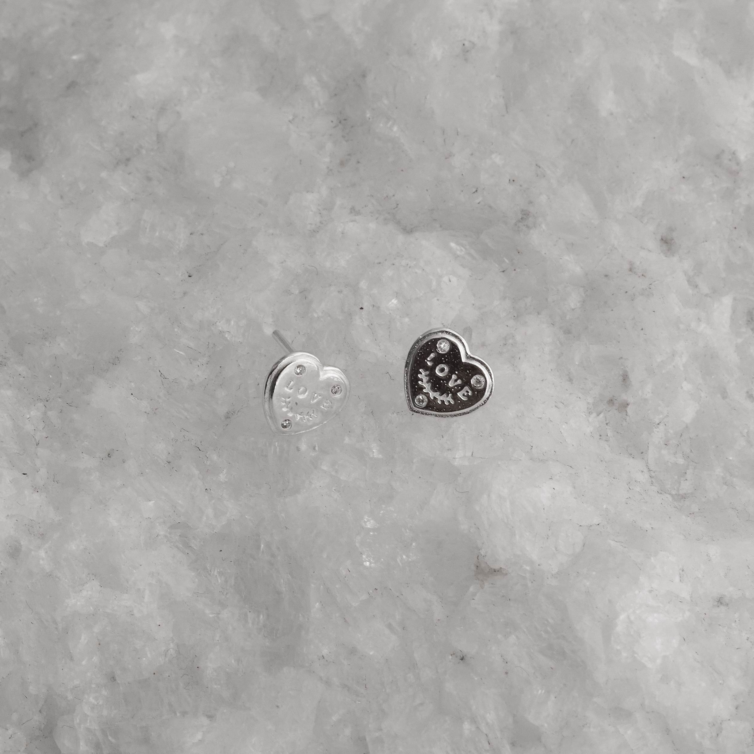 Imagem Secundária Brinco coração escrito love detalhe zircônias 8mm