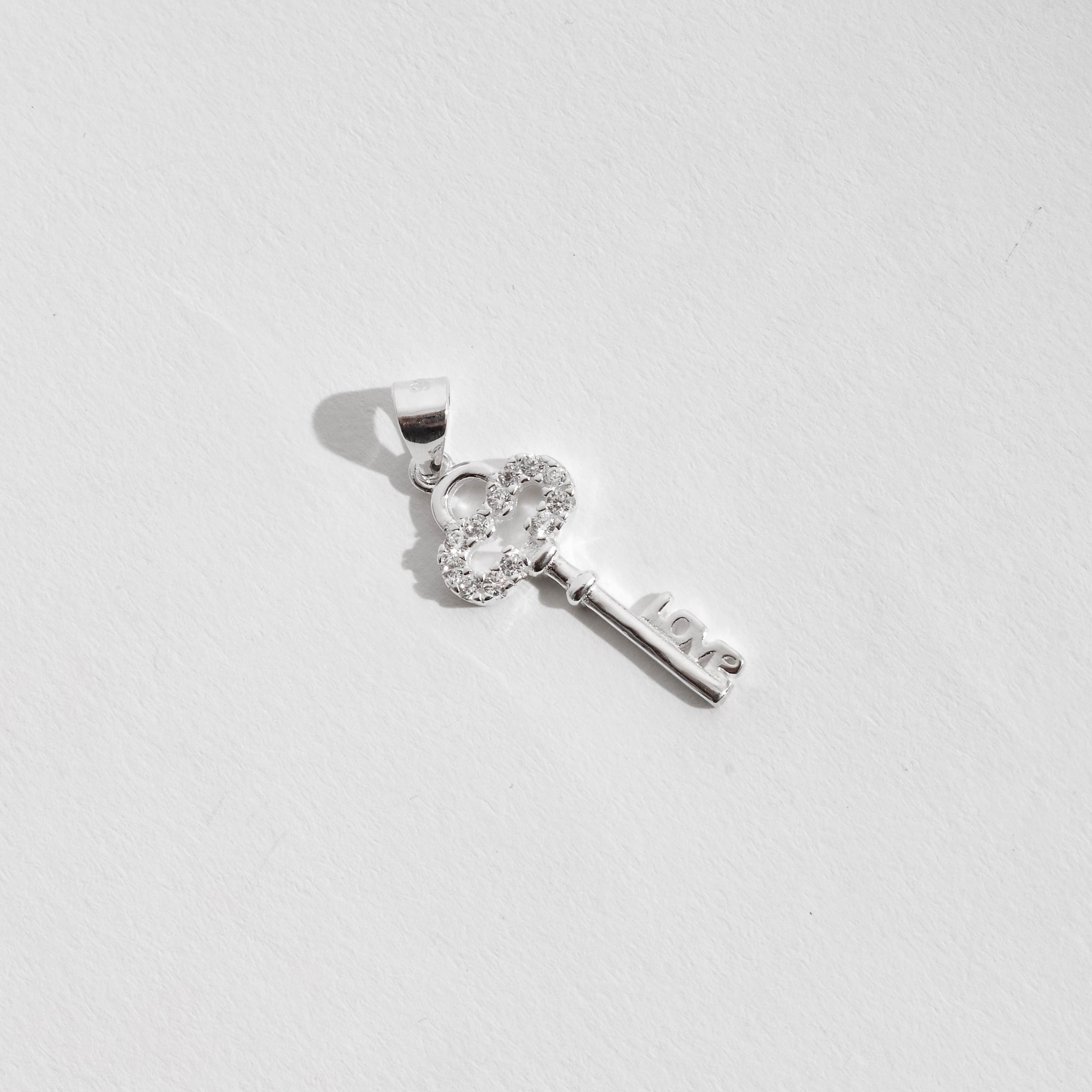 Imagem Pingente chave cravejada escrito love 21mm