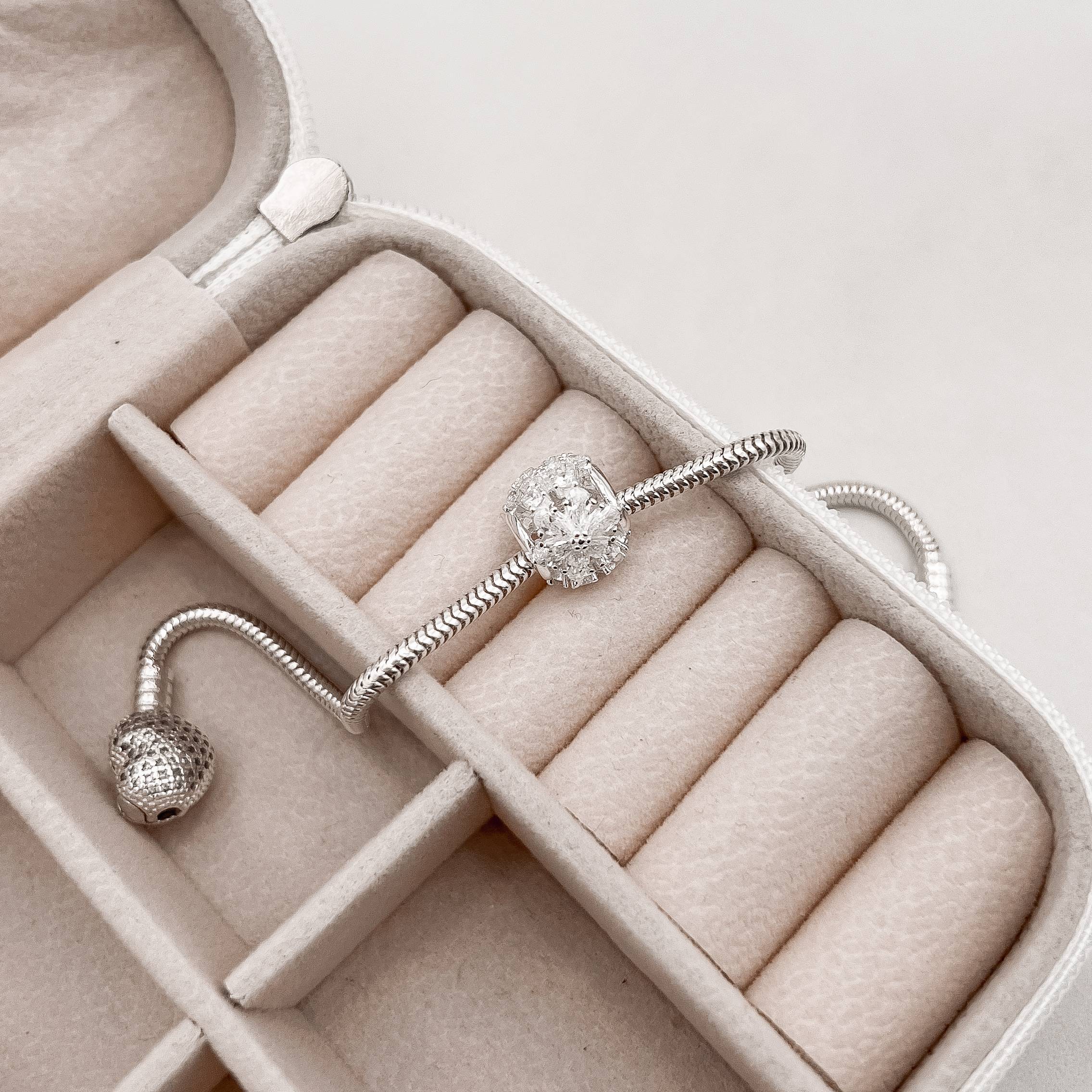 Berloque separador flores cravejadas 11mm