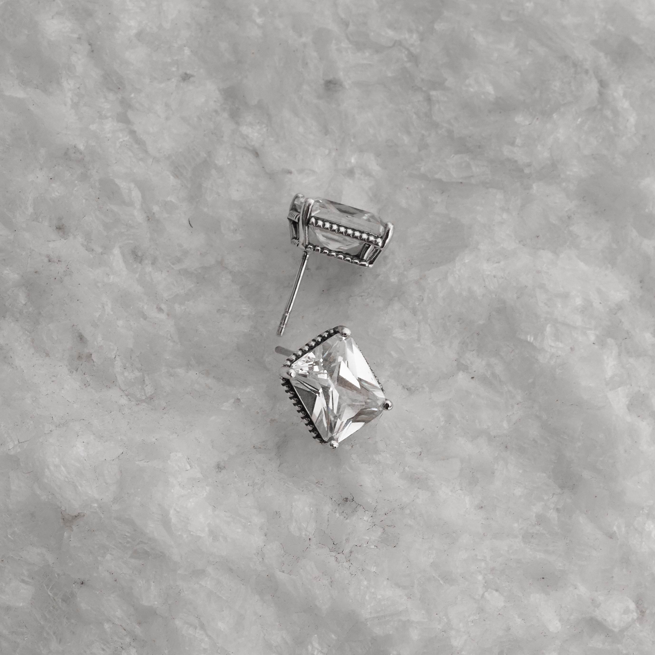 Imagem Secundária Brinco zircônia retangular caixa alta 12mm envelhecido