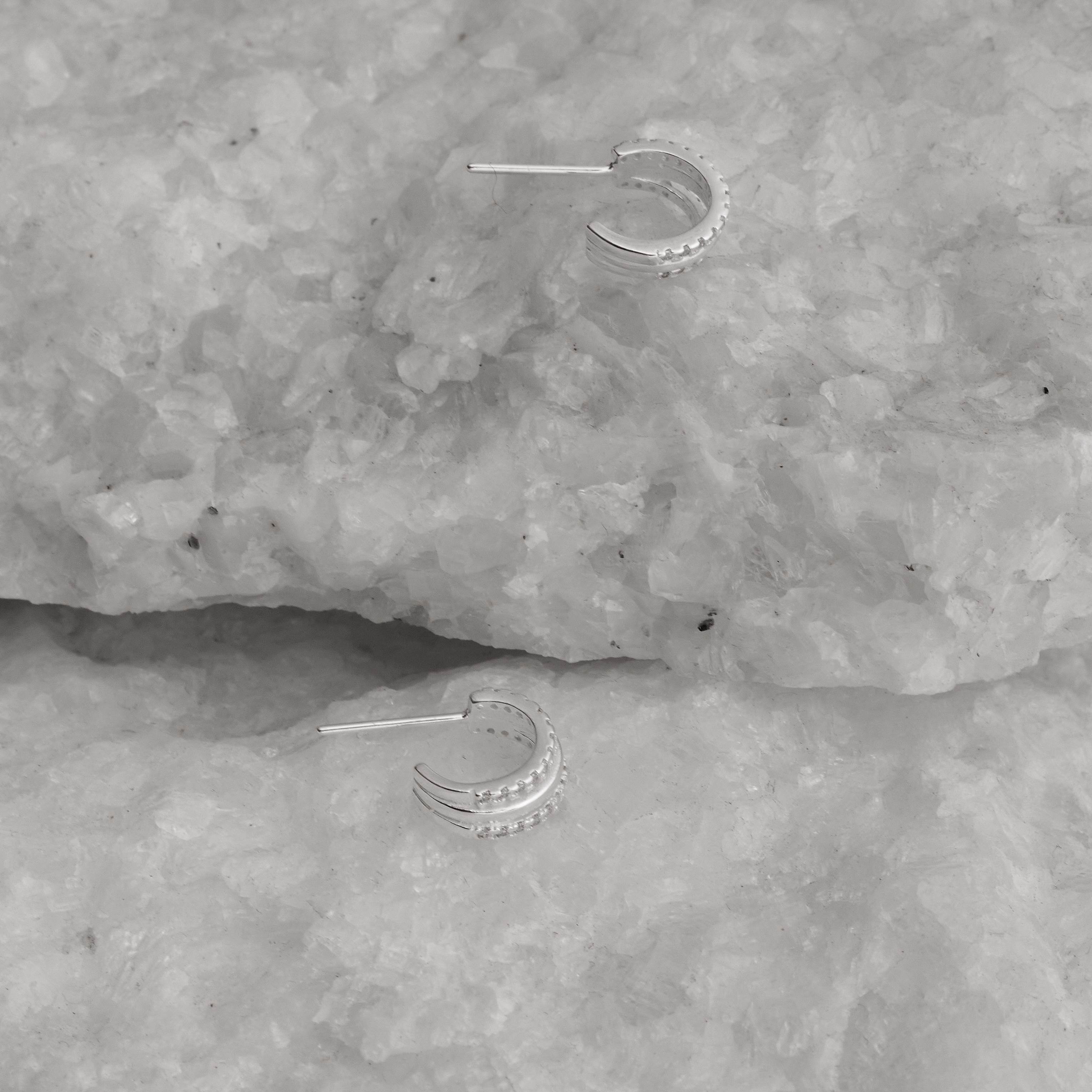 Argola larga cravejada 14mm tarraxa