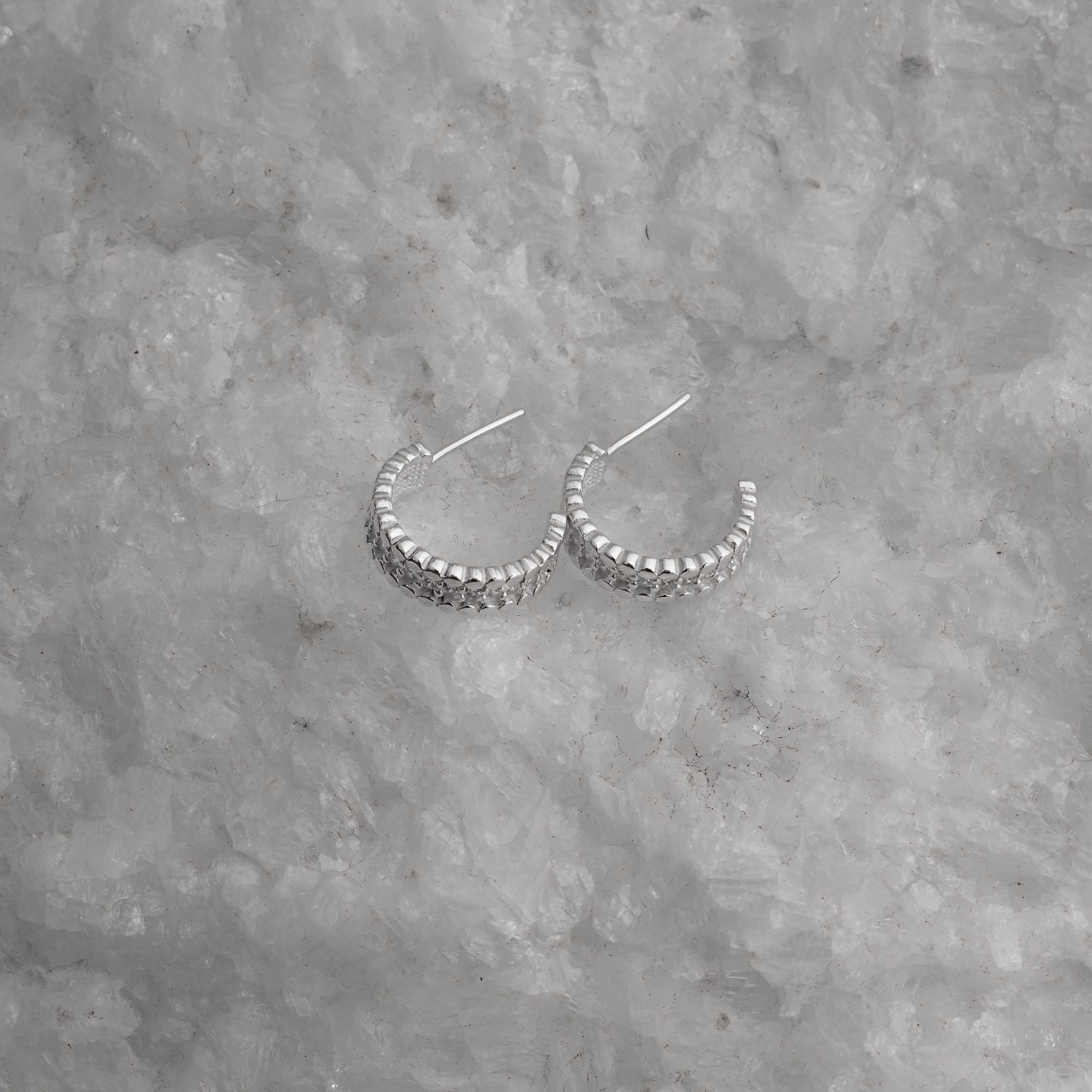 Argola fio bolinhas com cravejado 15mm tarraxa