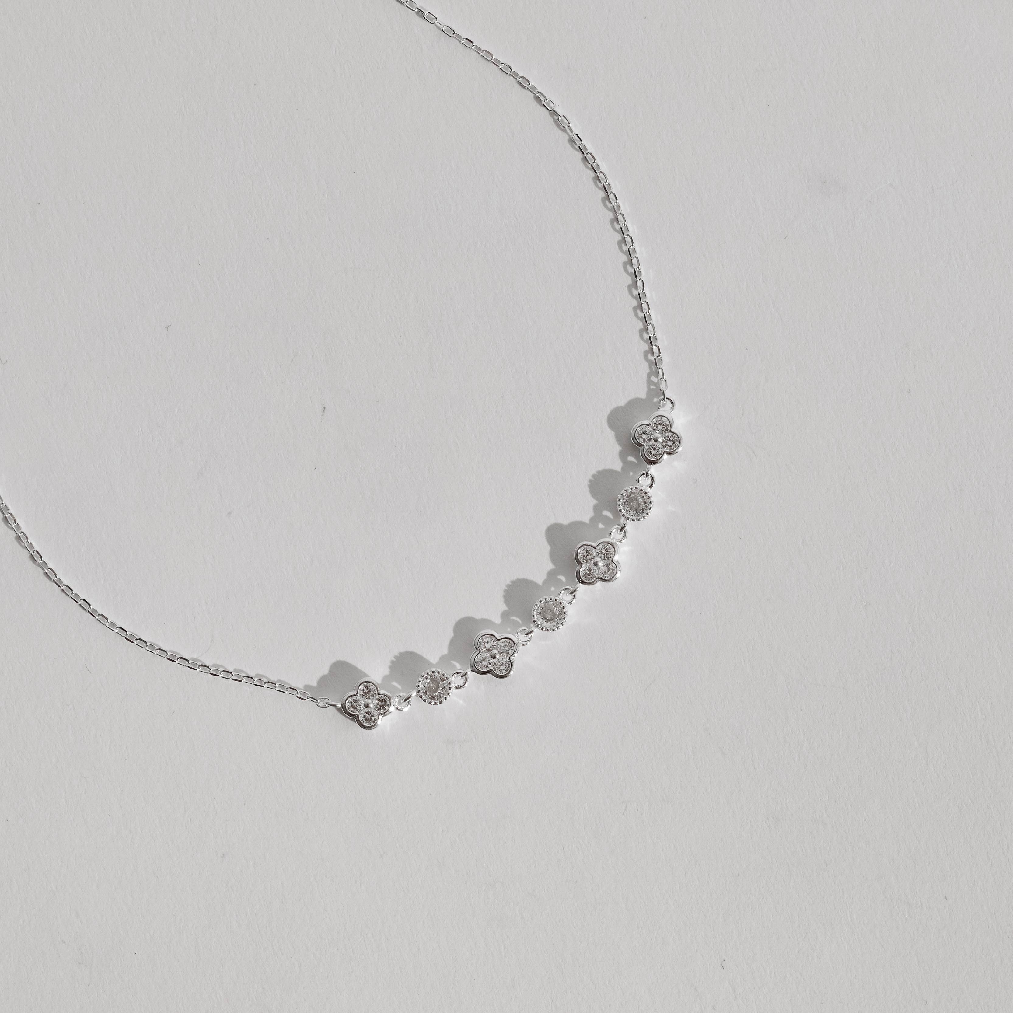 Imagem Colar entremeios trevo cravejado e zircônia corrente cadeado 40+5cm