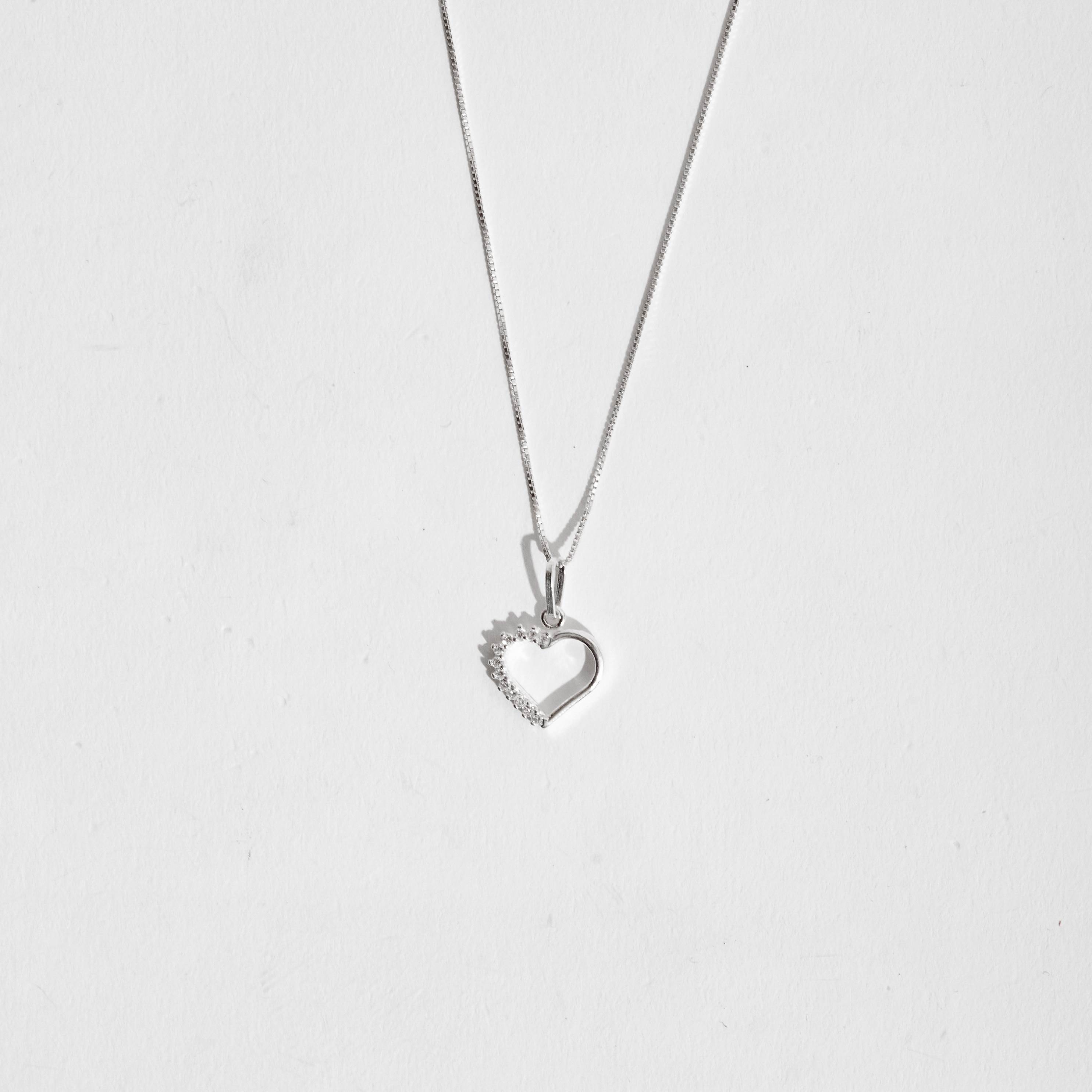 Colar pingente coração vazado metade cravejada 12mm 45cm