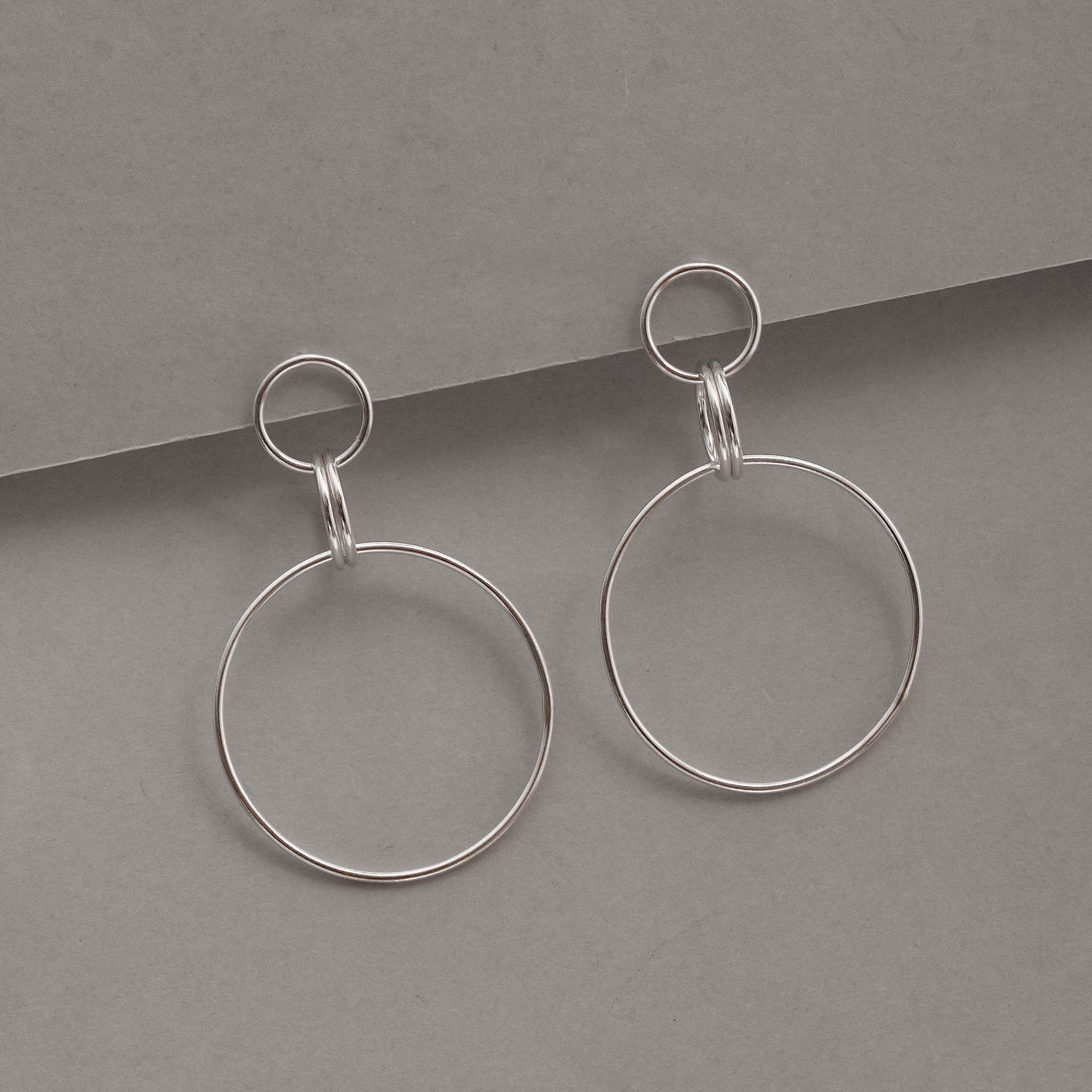 Imagem Secundária Brinco circulo com circulos pendurados