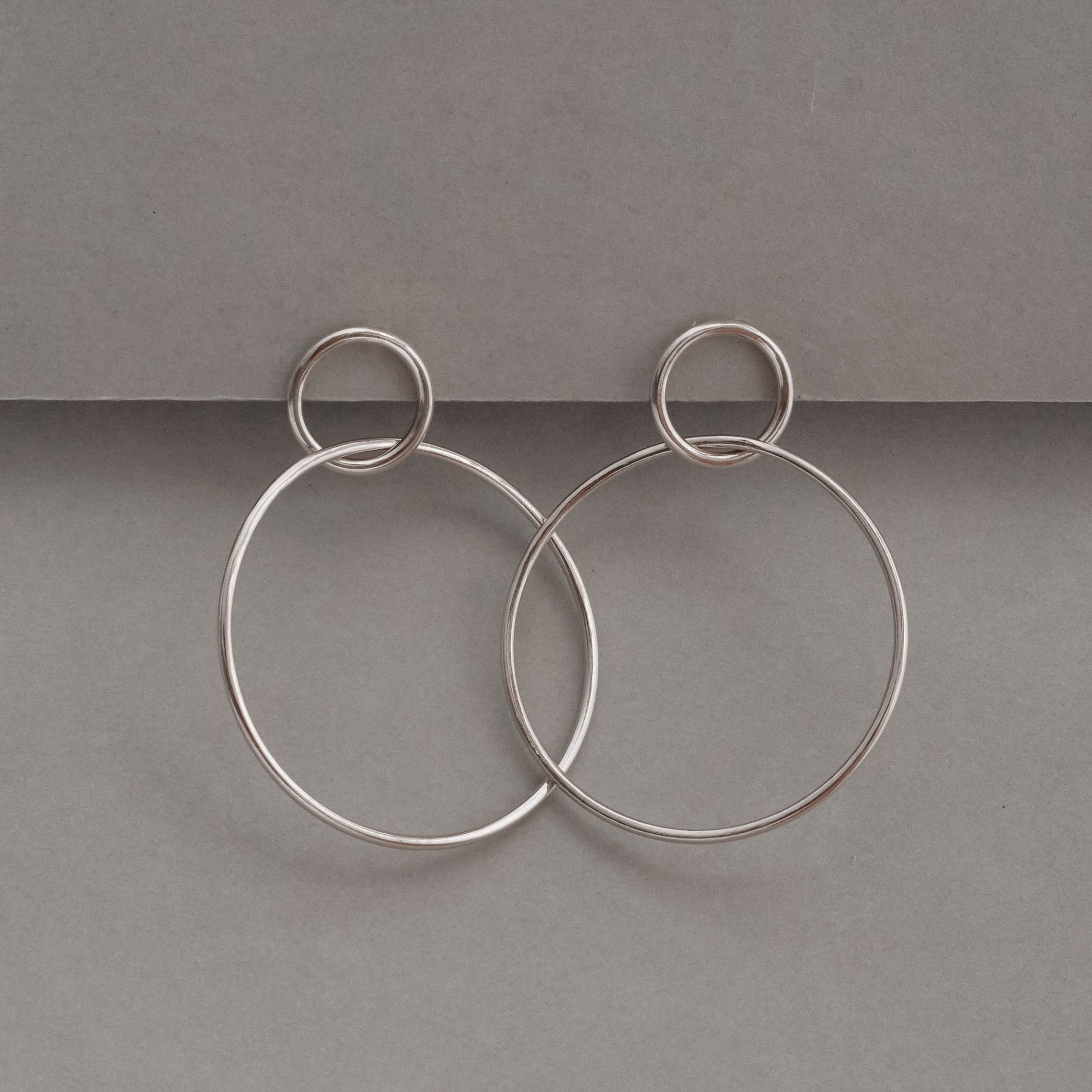 Brinco círculo com círculo pendurado 47mm