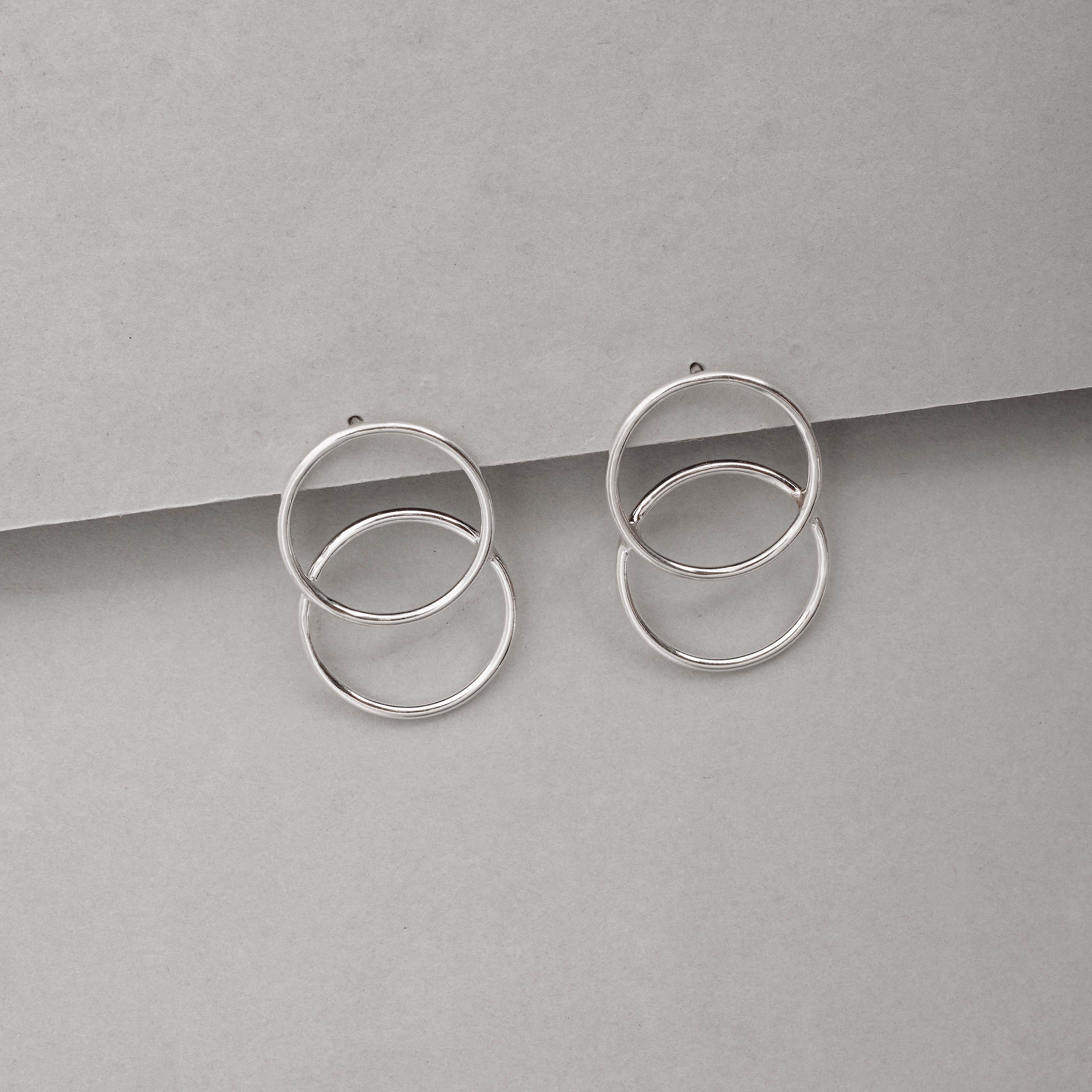 Brinco 2 círculos vazados 30mm