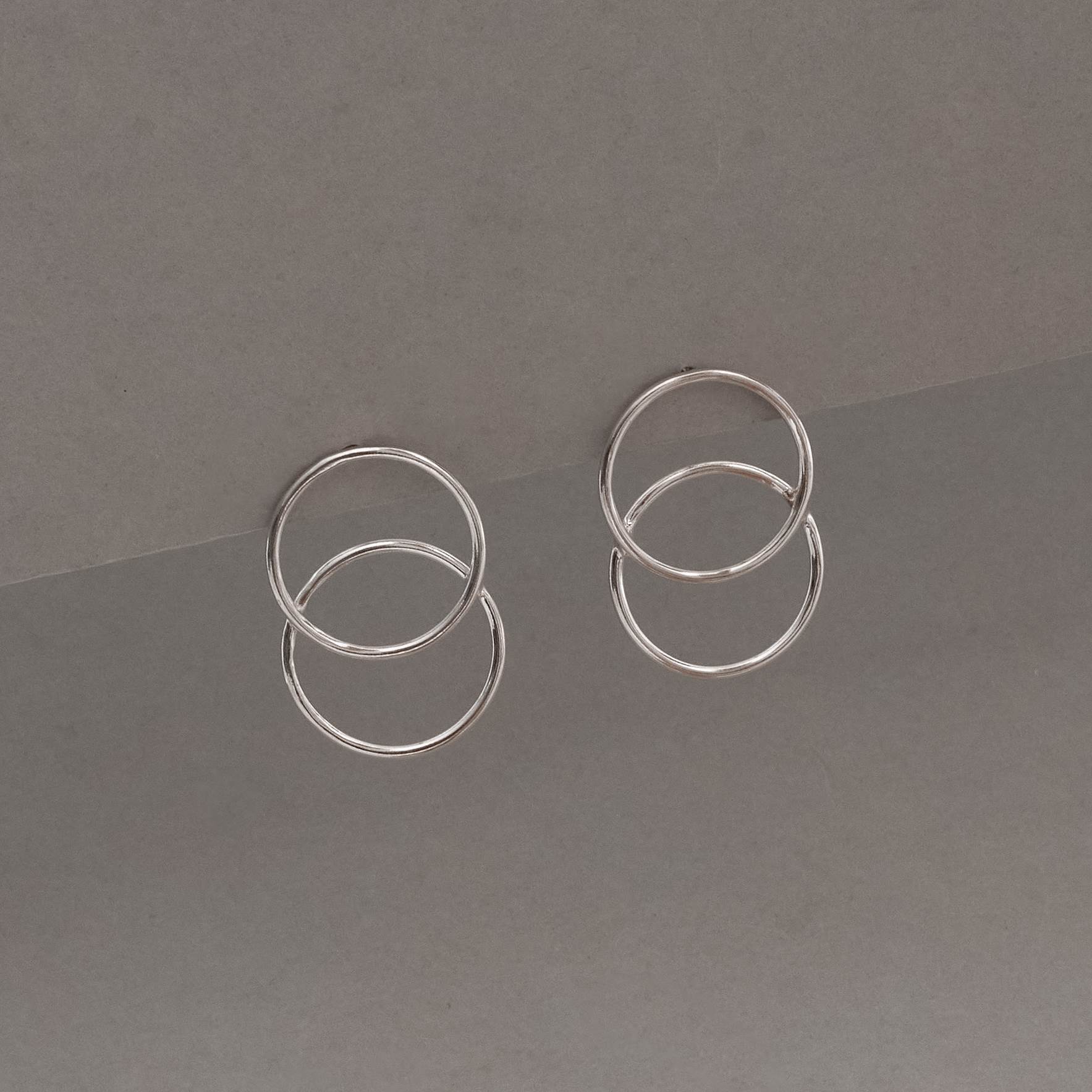 Brinco 2 círculos vazados 30mm