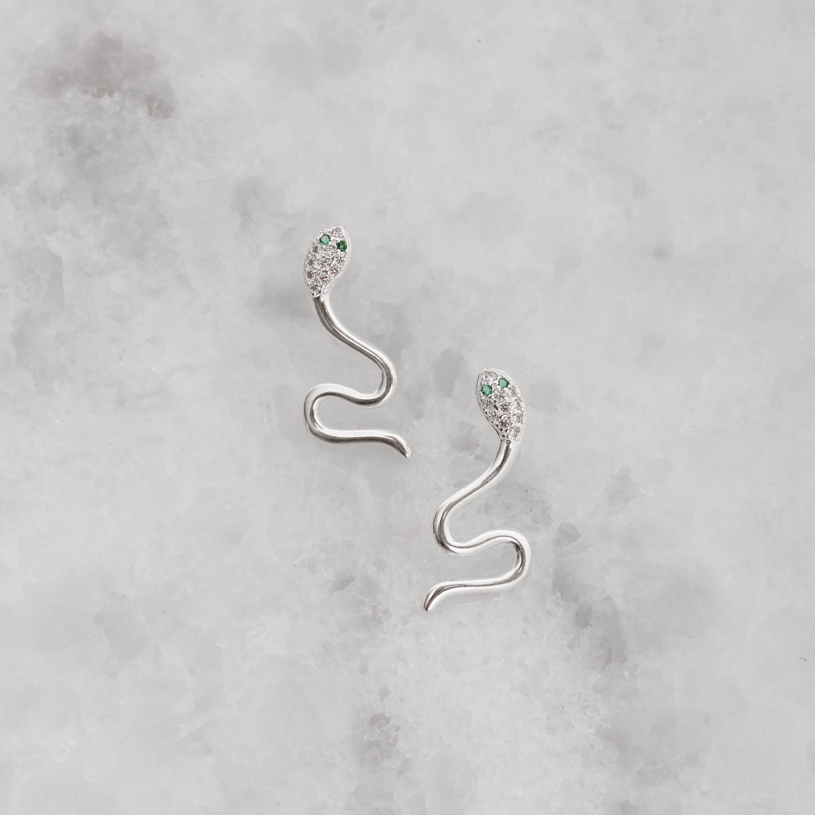 Brinco cobra cabeça cravejada detalhe zircônia verde 24mm