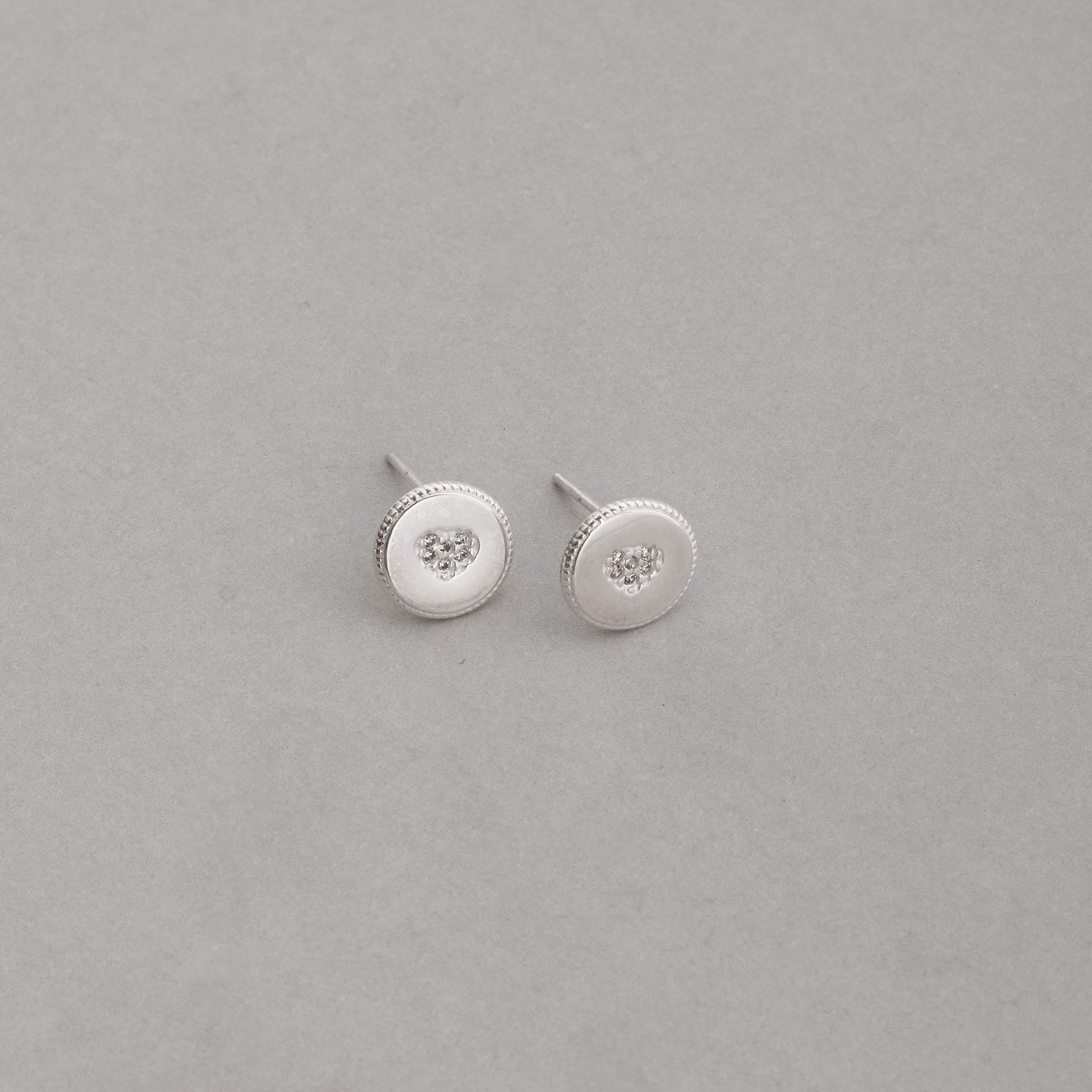 Brinco medalha coração cravejado 9mm