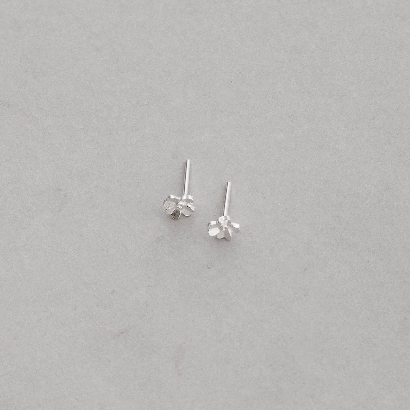 Imagem Secundária Brinco trevo com vinco detalhe zircônia 5mm
