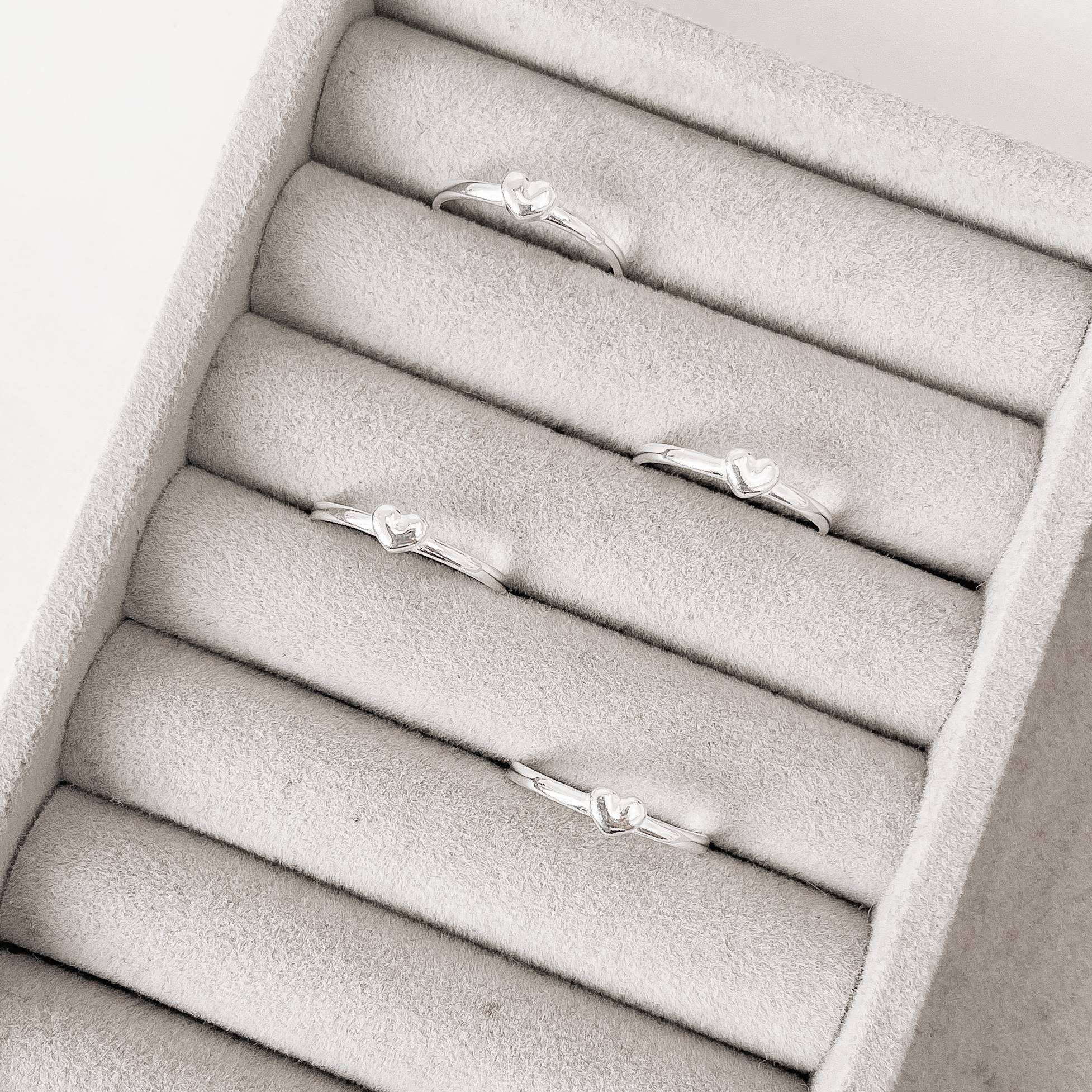 Imagem Secundária Anel aliança lisa detalhe coração