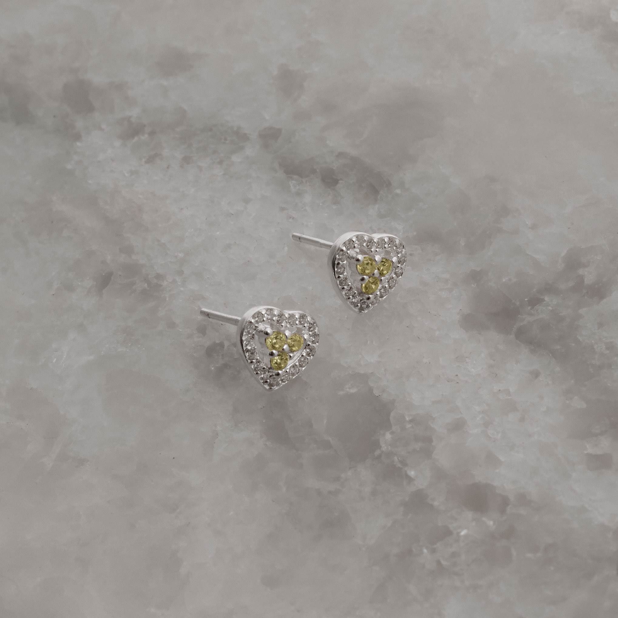 Imagem Secundária Brinco coração vazado 3 zircônias amarelas com cravejado 8mm