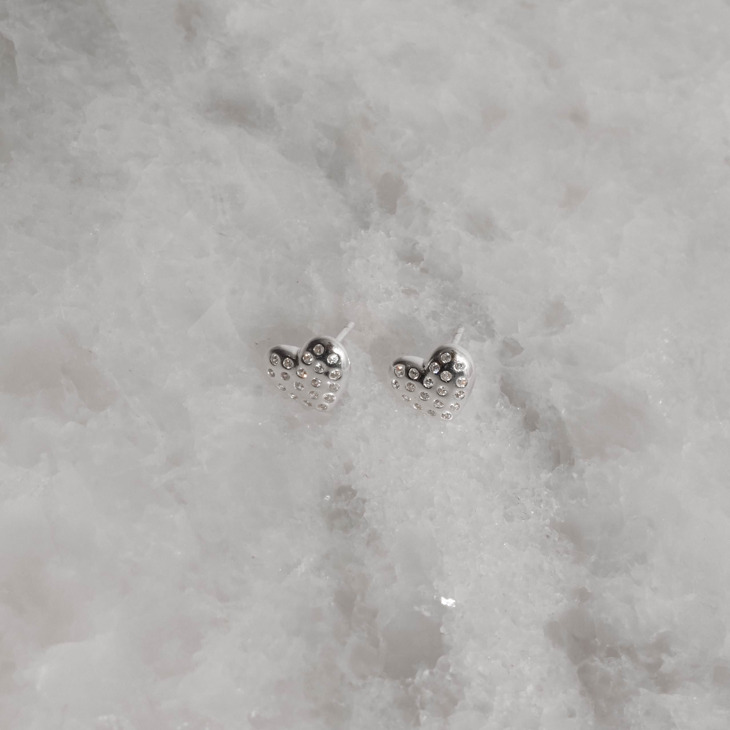 Imagem Secundária Brinco coração com zircônias cristal 9mm