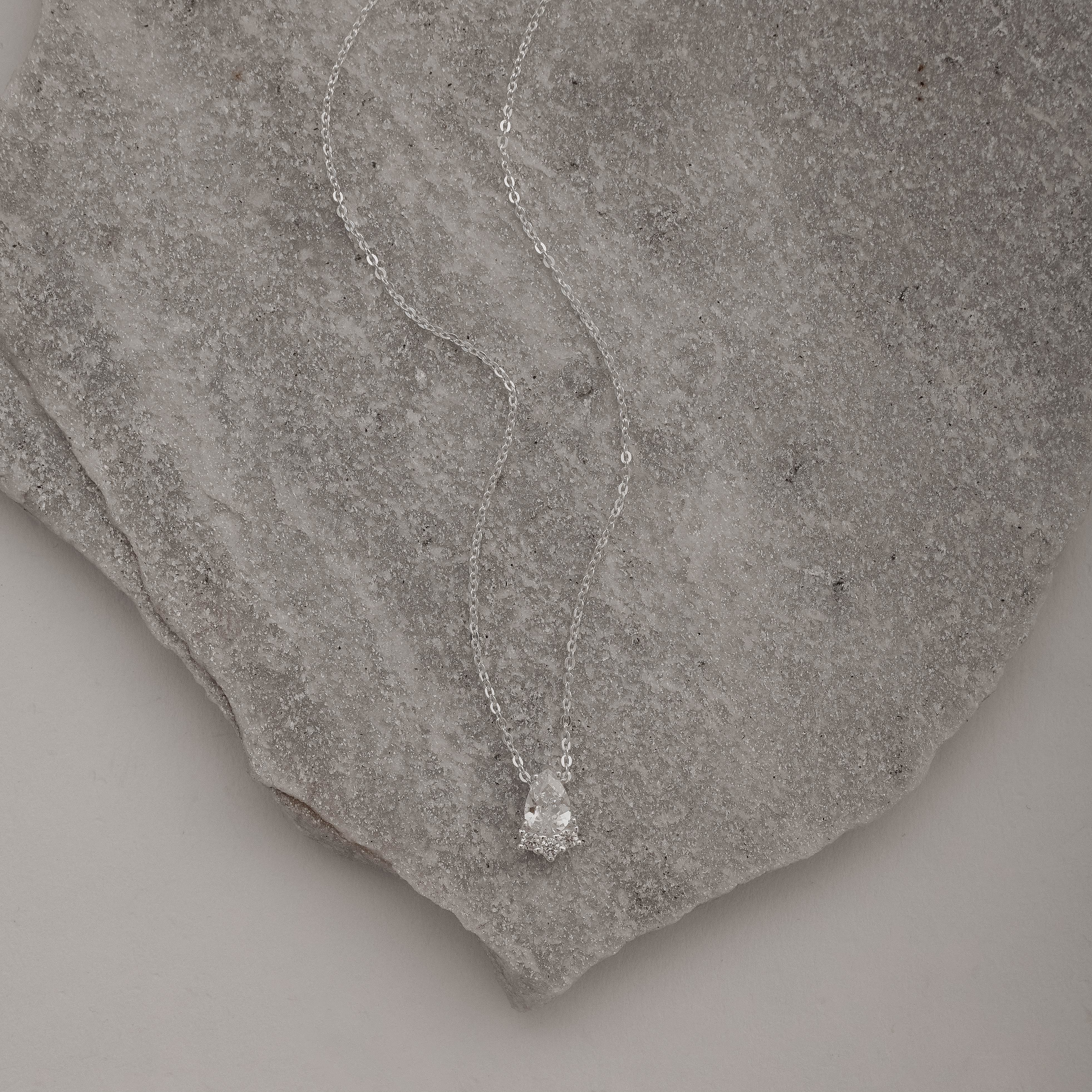 Imagem Secundária Colar zircônia gota com cravejado 10mm corrente cadeadinho 40cm