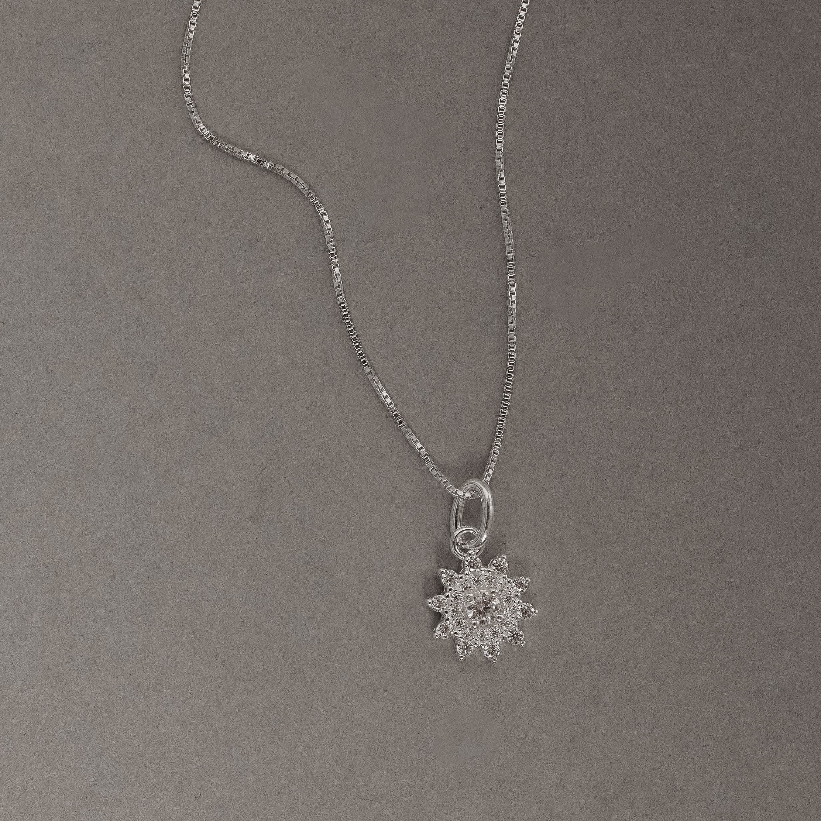 Colar pingente flor com cravejado 10mm 45cm