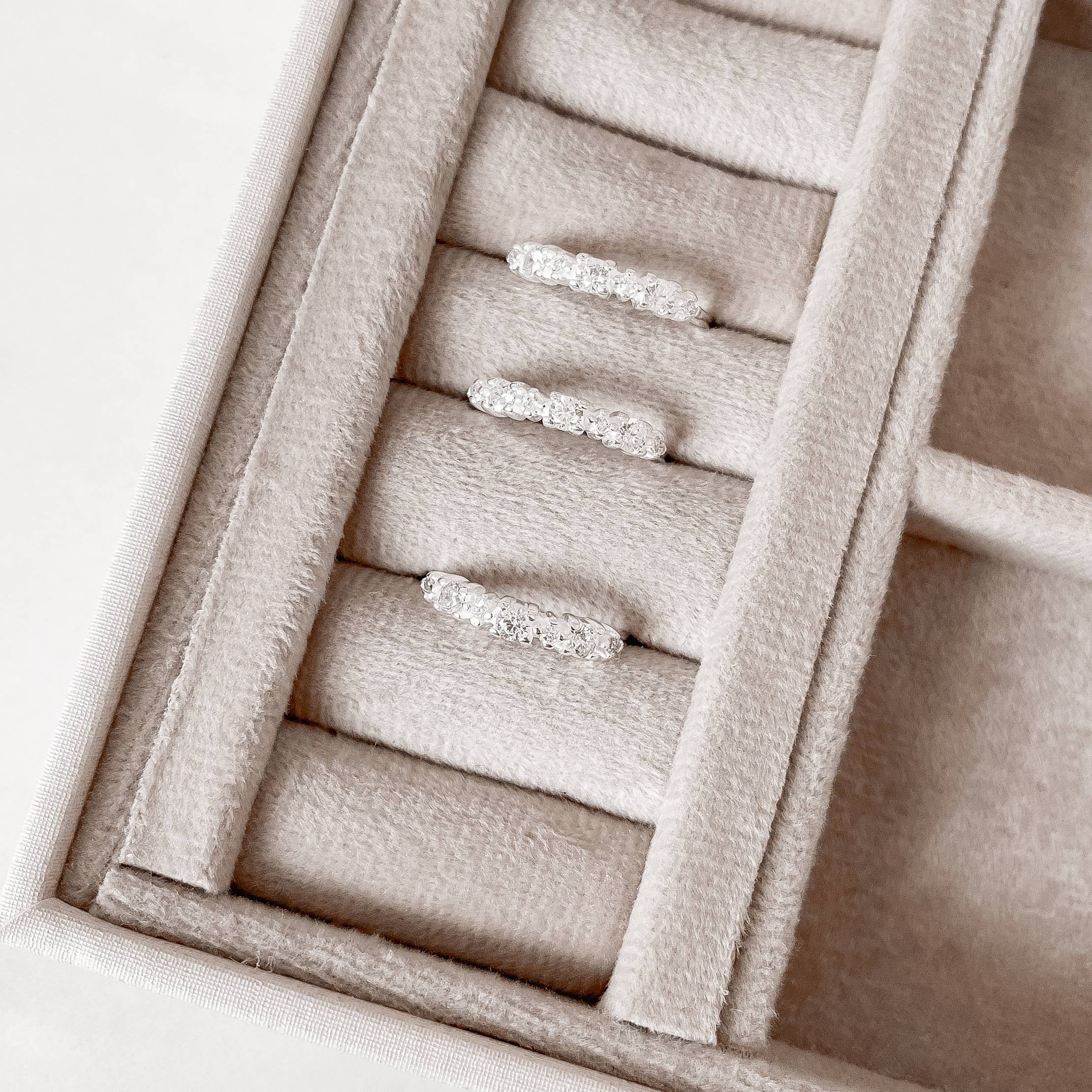 Imagem Anel meia aliança zircônias redonda