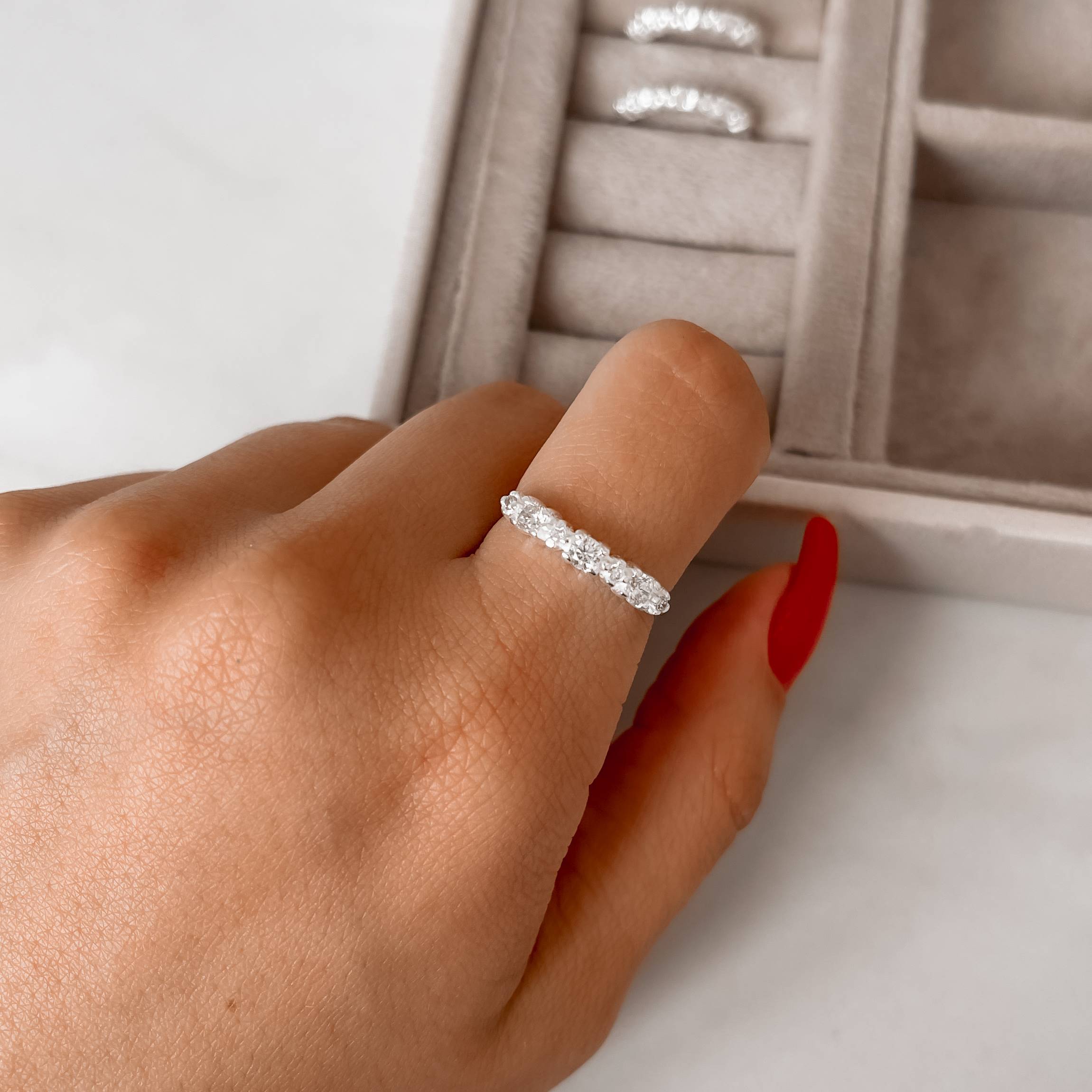 Imagem Secundária Anel meia aliança zircônias redonda