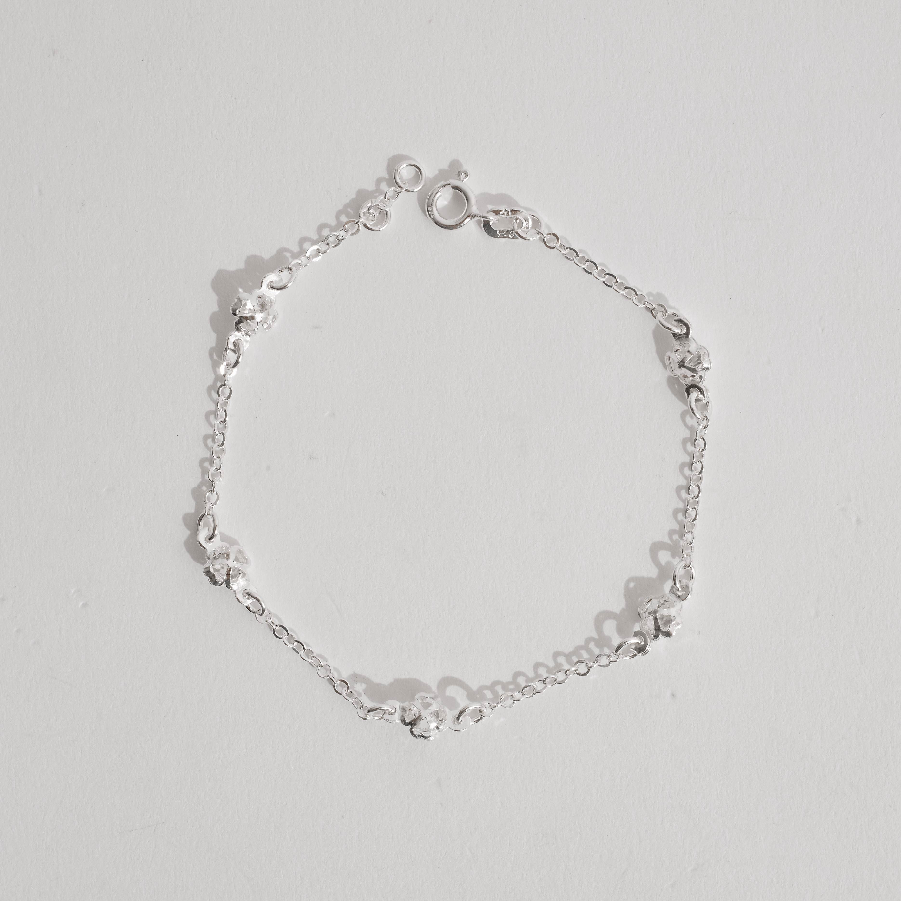 Imagem Pulseira entremeios trevos com zircônias 6mm 19cm