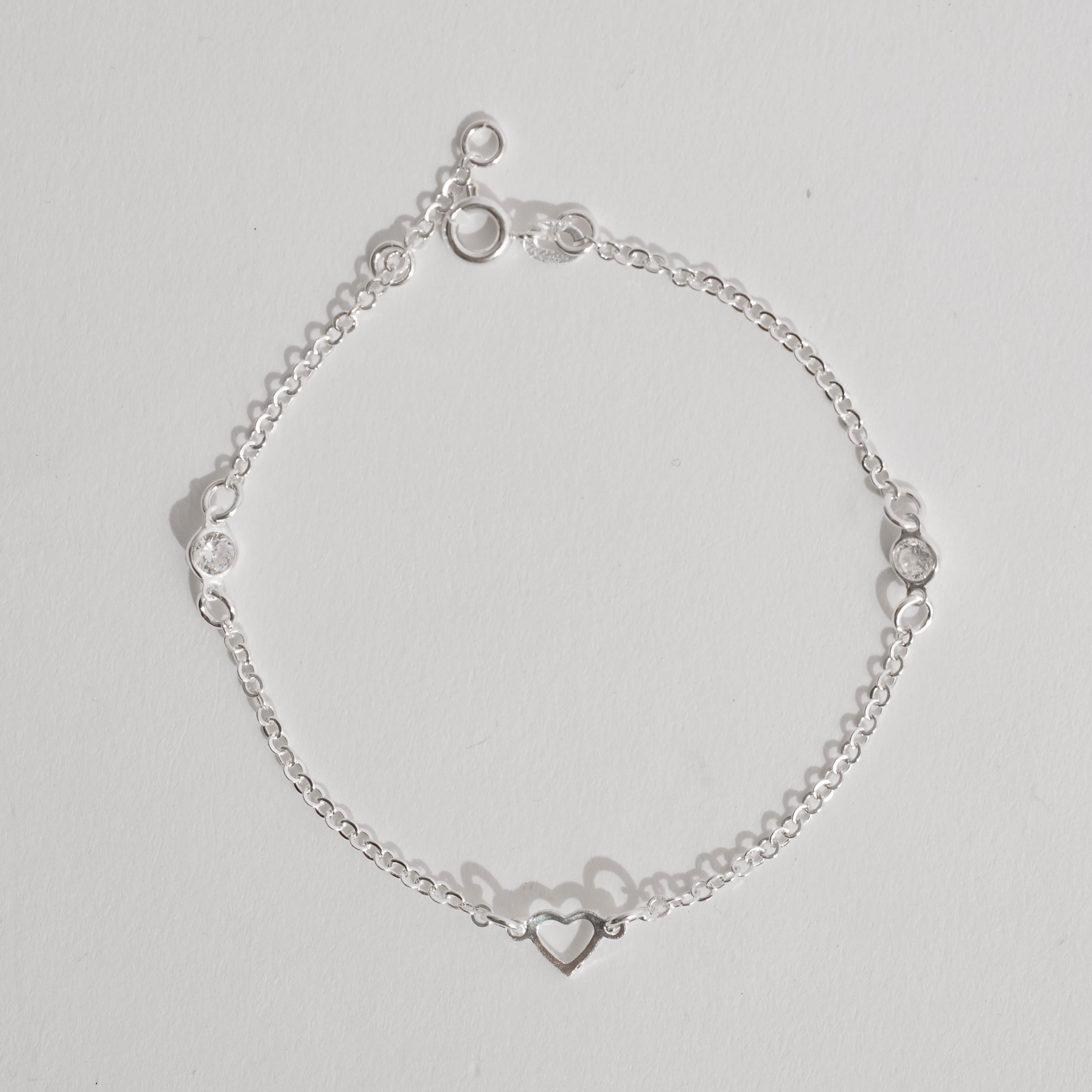 Imagem Pulseira entremeios zircônias 4mm e coração vazado 19cm