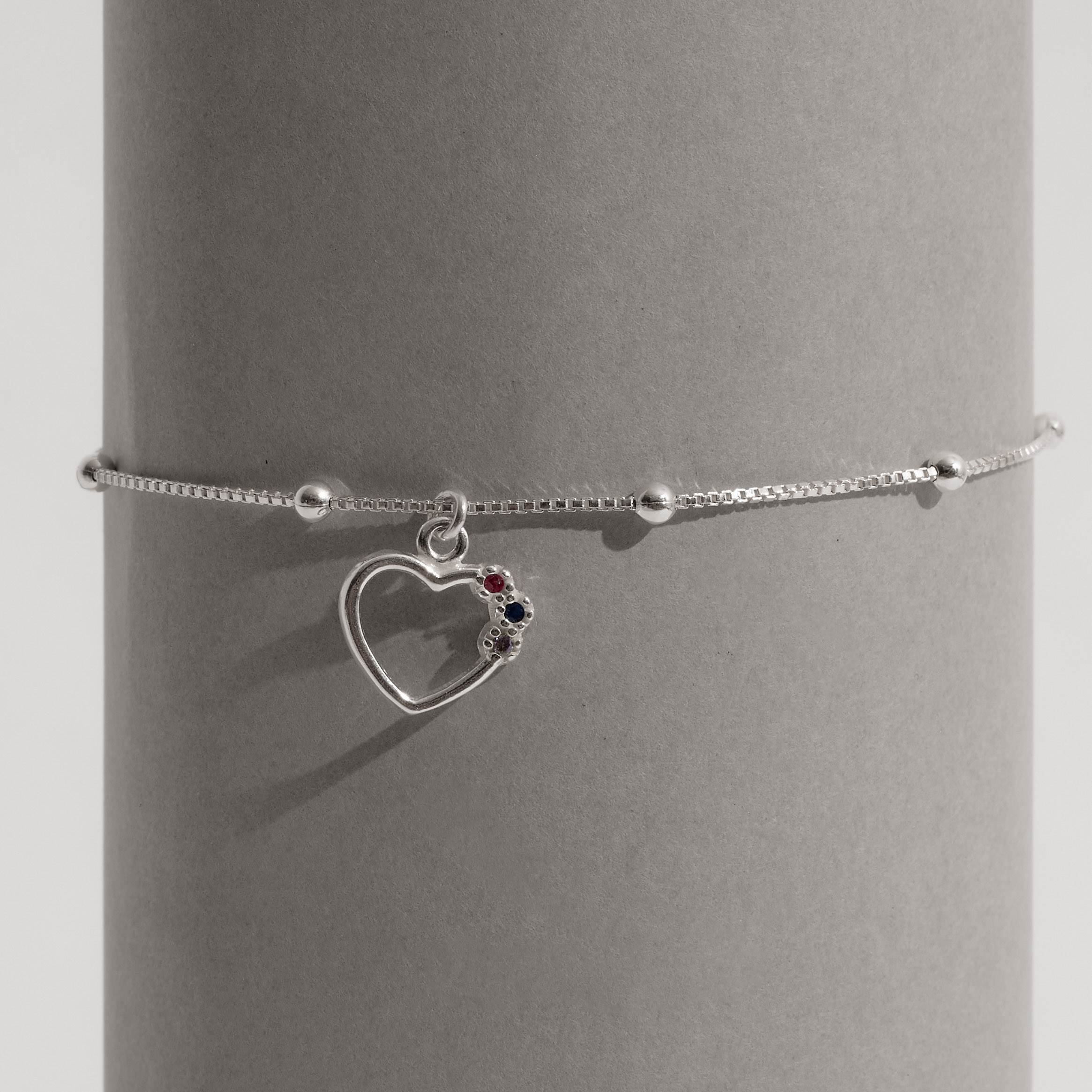 Pulseira pingente coração vazado detalhe cravejado colorido 11mm com bolas