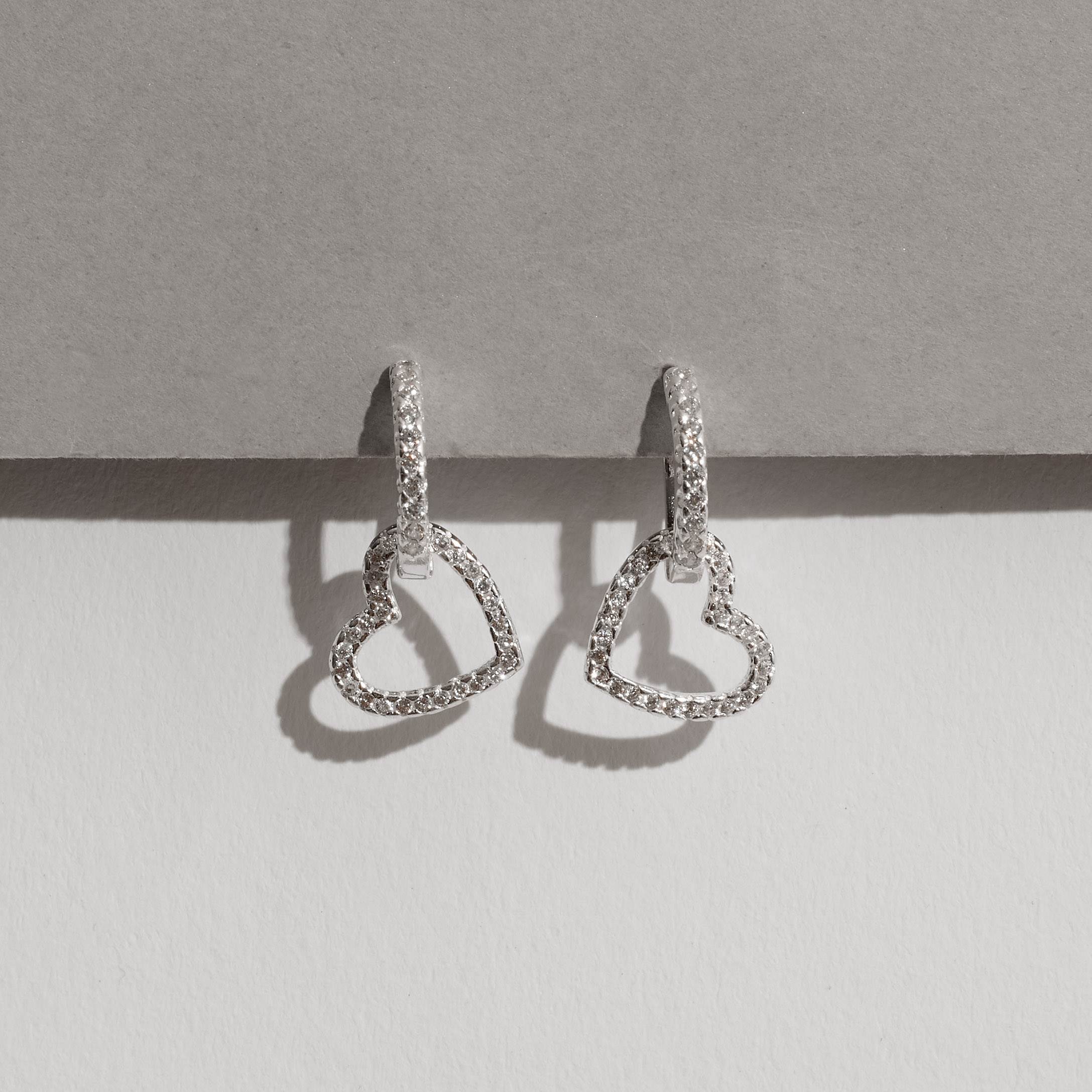Argola click 12mm pingente coração de lado vazado cravejado